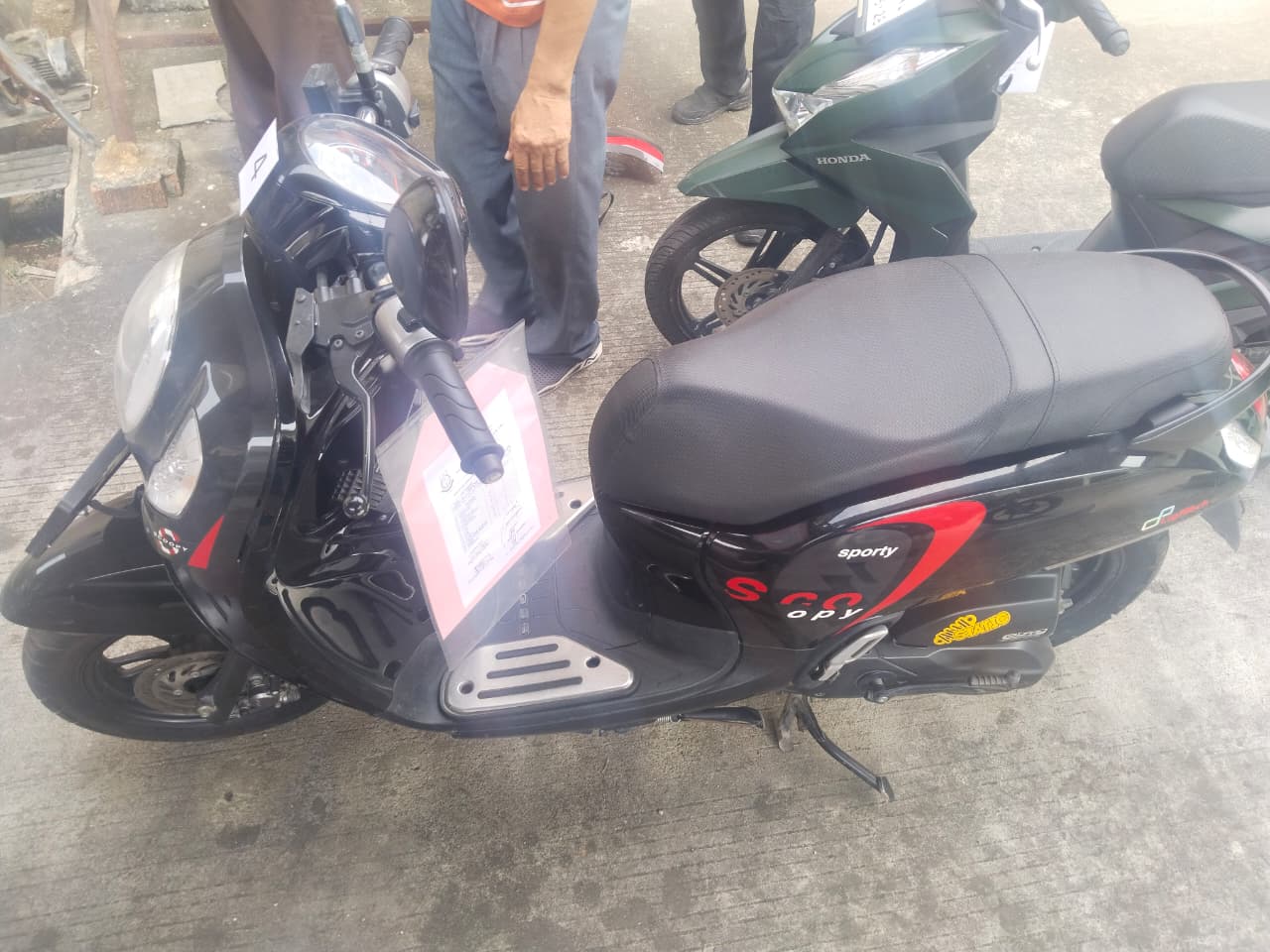 1 (satu) unit Sepeda Motor  merk honda scoopy warna  hitam nopol D 5131 UDB  nomor rangka  MH1JM0112MK472088  nomor mesin  JM01E1471229