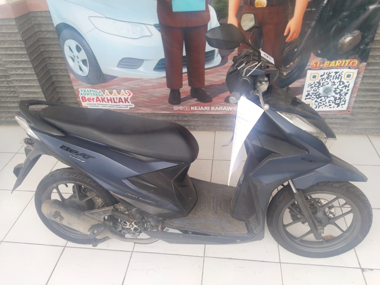 1 (satu) Unit sepeda motor  Honda Beat warna biru tua  tanpa plat nomor, nomor  rangka:  MH1JM9129NK485905,  nomor mesin:  JM91E2484408, tanpa  dilengkapi dengan surat surat kendaraan/bodong..