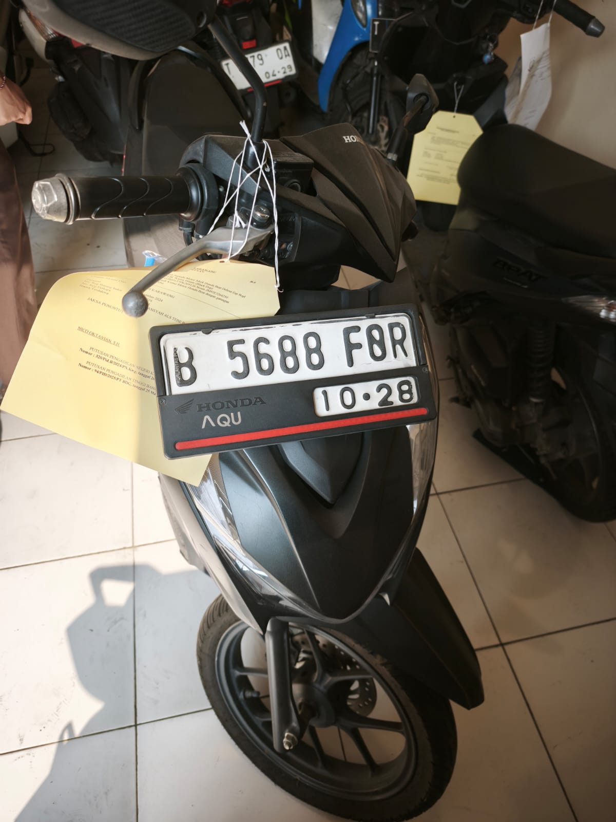 1 (satu) unit Sepeda Motor  merk Honda Beat Deluxe  Esp Nopol B 5688 FOR  warna Hitam (black dop)  Nomor Rangka.  MH1JM9137PK269126  Nomor Mesin.  JM91E3264259 berikut 1  buah kunci motor Honda  Beat dengan gantungan  warna abu