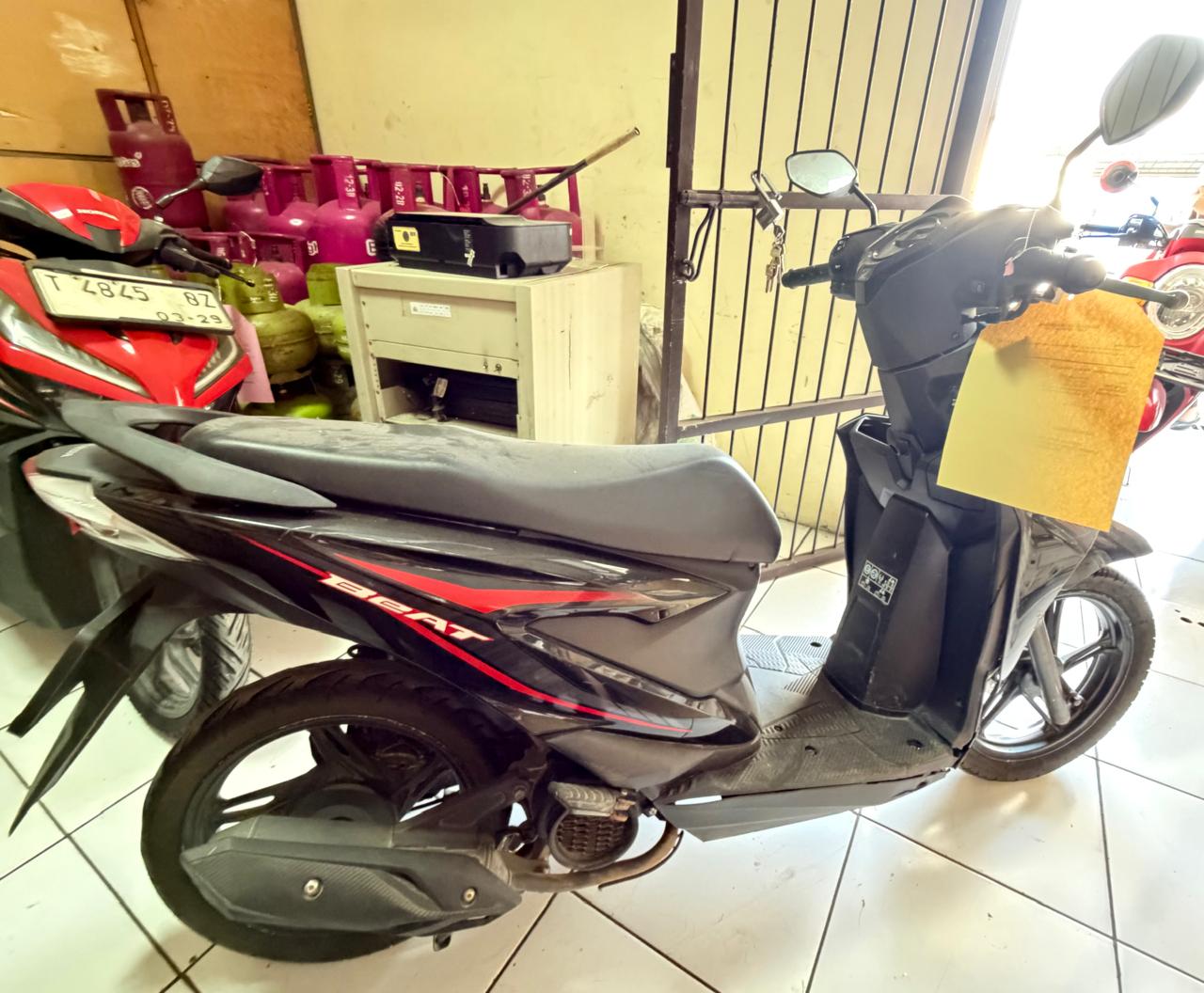 1 (satu) unit kendaraan R2  merek Honda Beat warna  hitam Nomor Polisi B 4597  UEZ berikut kunci kontak  kendaraan 