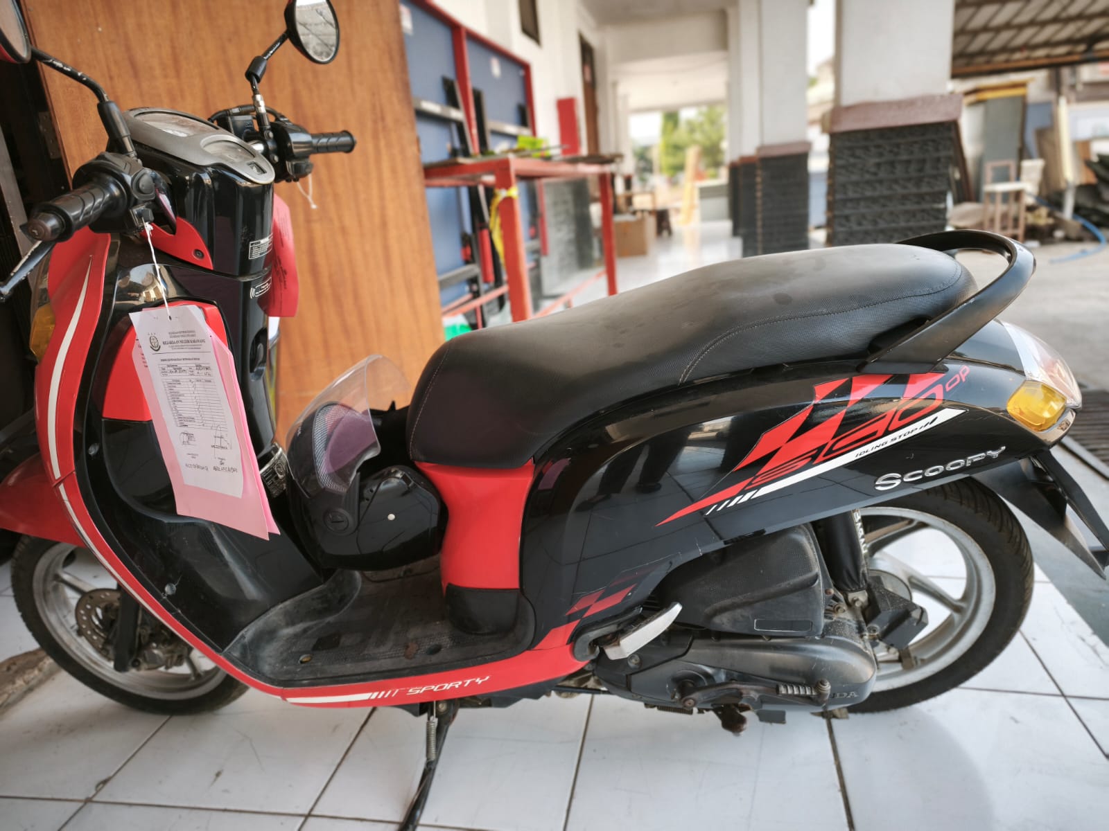 1 (satu) unit sepeda motor  tanpa plat nomor merek  Honda Scoopy, warna  merah, nomor rangka:    MH1JM311XJK99158830,  nomor mesin:  JM31E1911672; Beserta  Kunci Kontak. 