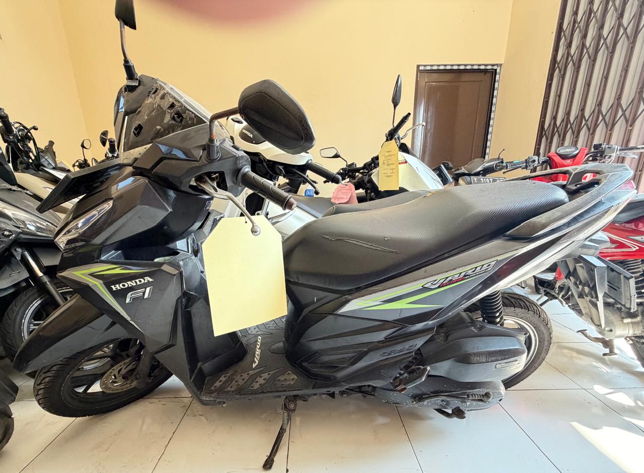 1 (satu) unit sepeda motor  R2 jenis Honda Vario,  warna hitam, dengan plat  nomor B 4960 FID, nomor  rangka:   MH1JFV118HK530394,  nomor mesin:  JFV1E1533115, STNK  atas nama Bambang  Agustian beserta kunci  kontaknya;