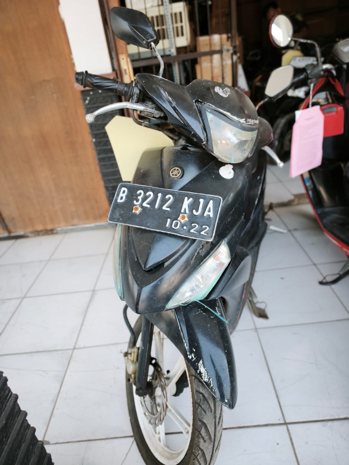 1 (satu) unit kendaraan roda dua merek Yamaha Mio, warna hitam, nomor polisi B 3212 KJA, nomor mesin 54P-555639, nomor rangka: MH354P00BGJ555373 