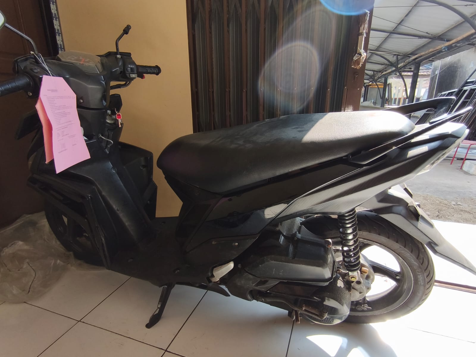 1 (satu) unit sepeda motor  Yamaha Mio M3 125  warna hitam, nomor polisi  B 3655 UNY, tahun 2017,  nomor rangka:  MH3SE8890HJ191919,  nomor mesin:  E3R2E1390693, STNK  atas nama Jumaliati;  Berikut STNK dan Kunci  Kontak. 