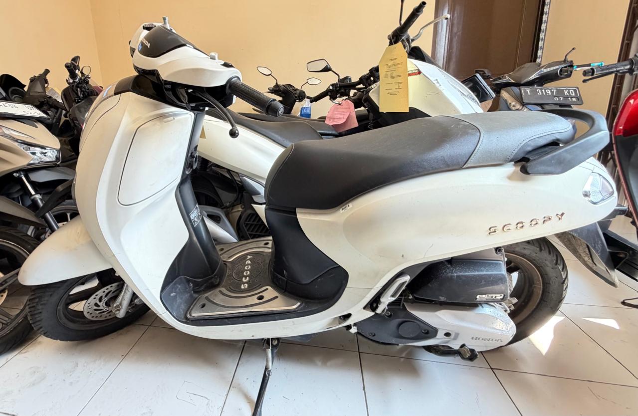 1 (satu) unit motor Honda  Scoopy, warna putih,  dengan nomor polisi B  6202 YAT,  dengan nomor  rangka:  MH1JMH217SK479080,  nomor mesin:  JMH2E1479487; 