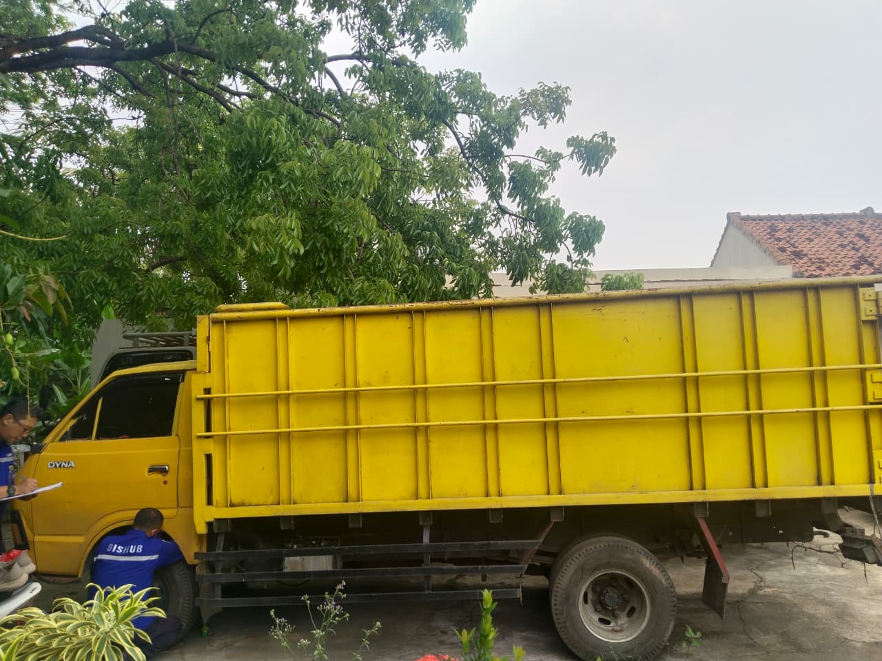 1 (satu) unit truck merk  Toyota Dyna warna  kuning dengan nomor  polisi R 1358 VA (nomor  polisi asli B 9111 IX) 