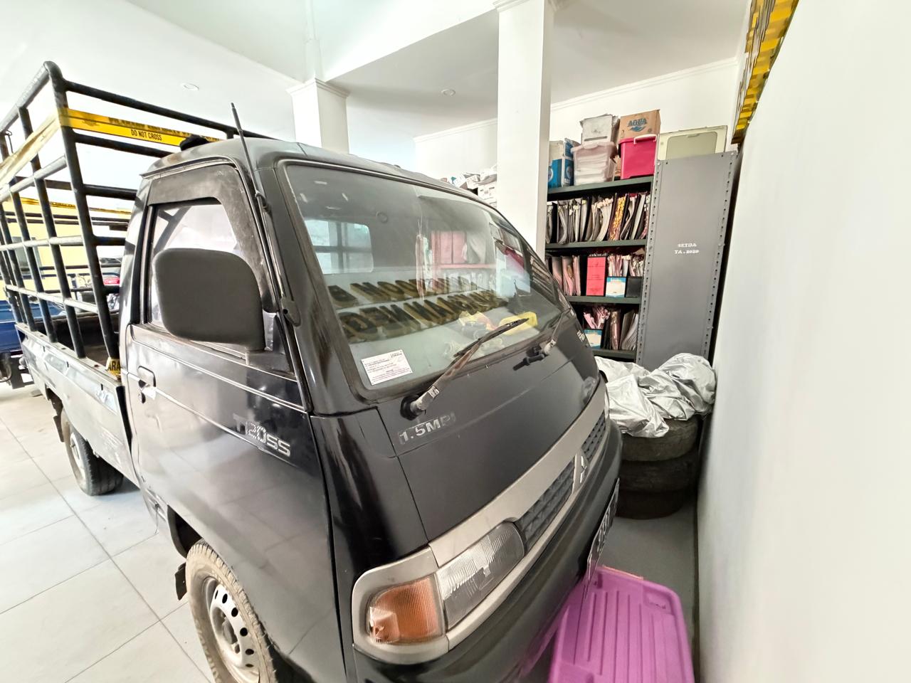 1 (satu) unit kendaraan mobil pick up merek Mitsubishi T120ss, warna hitam, nomor polisi T 8131 TO, dengan nomor rangka MHMU5TU2EFK158471, nomor mesin 4G15L23418, beserta kunci mobil dan STNK;