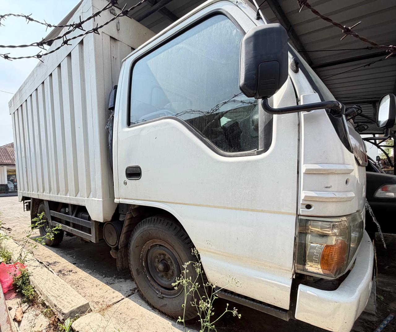 1 (satu) Unit Kendaraan  R4 Box Merk Isuzu Dan  Stnk Dengan No.pol T  9015 DM; 