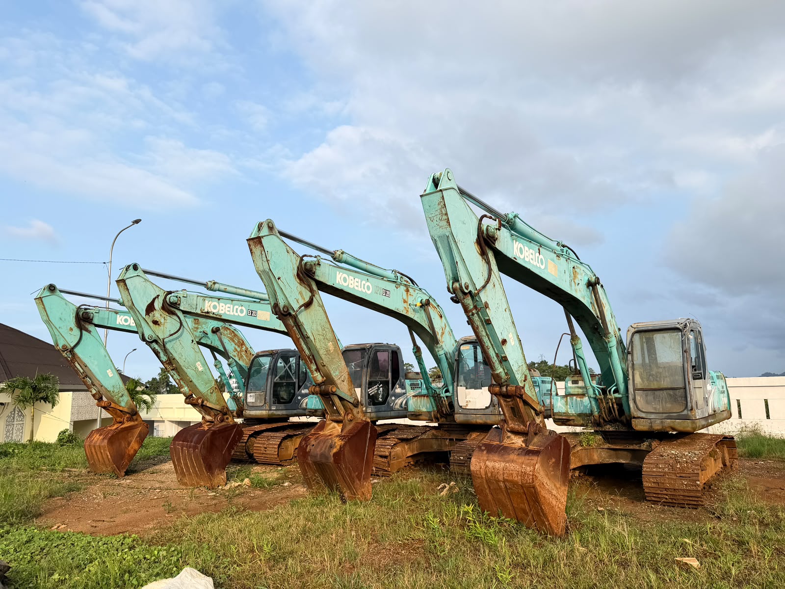 4 (empat) Unit Excavator bucket merek Kobelco tipe SK 200