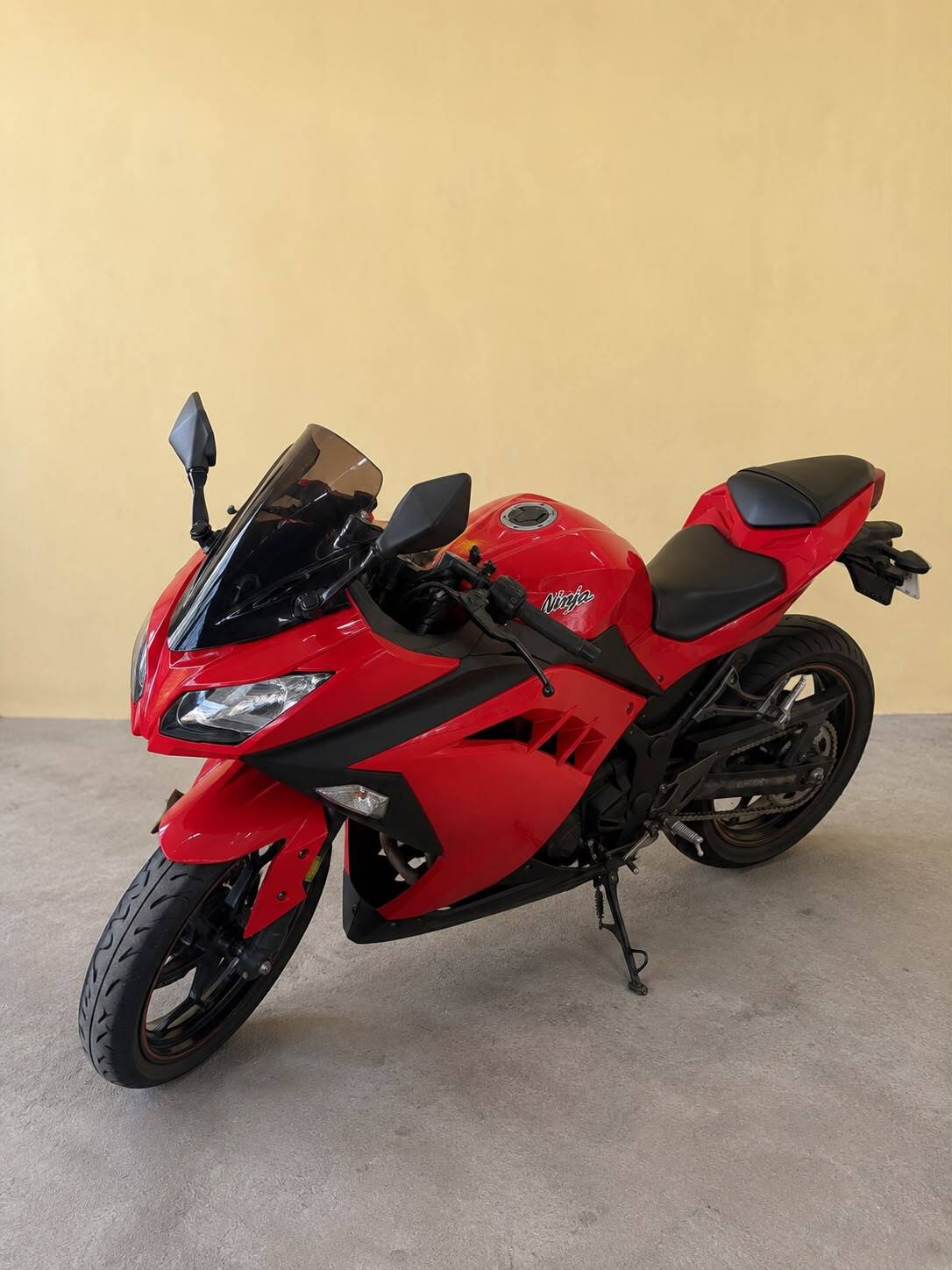 Sepeda motor Merk kawasaki NINJA 250 warna merah