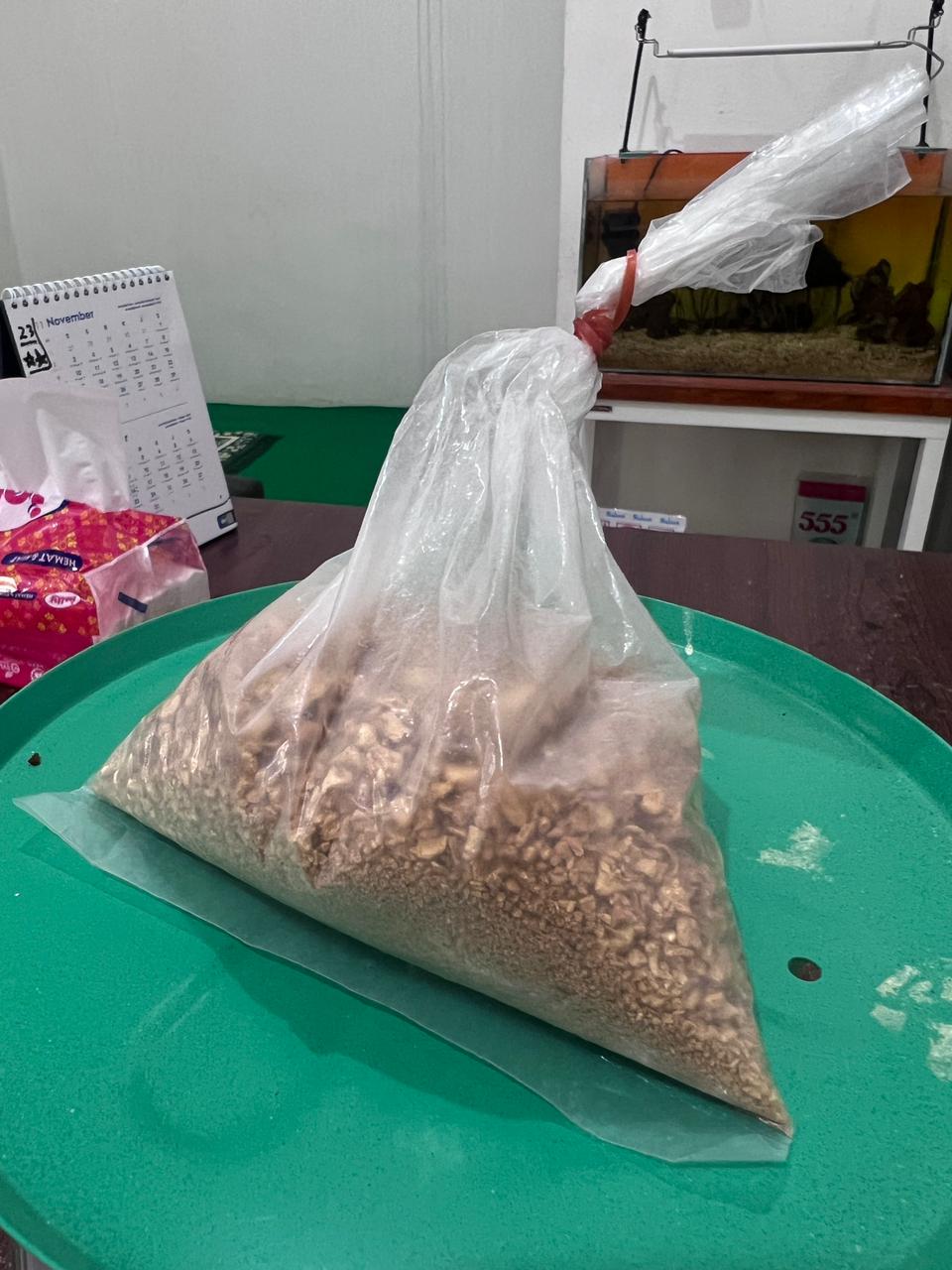 1 (satu) kantong pelastik berisi butiran emas seberat 552.89 (lima ratus lima puluh dua koma delapan sembilan) gram;