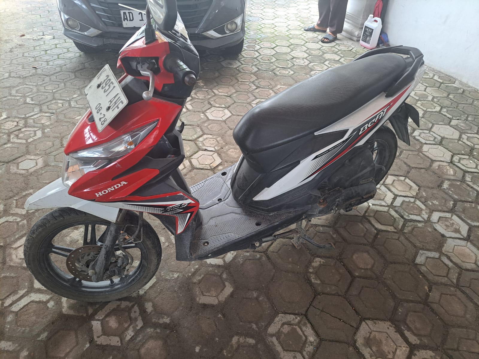SPM Honda Beat warna Merah Putih dengan Nopol K-3951-ANF, dengan Nosin JM11E1802787 dan Norangka MH1JM1113JK819736 beserta STNK