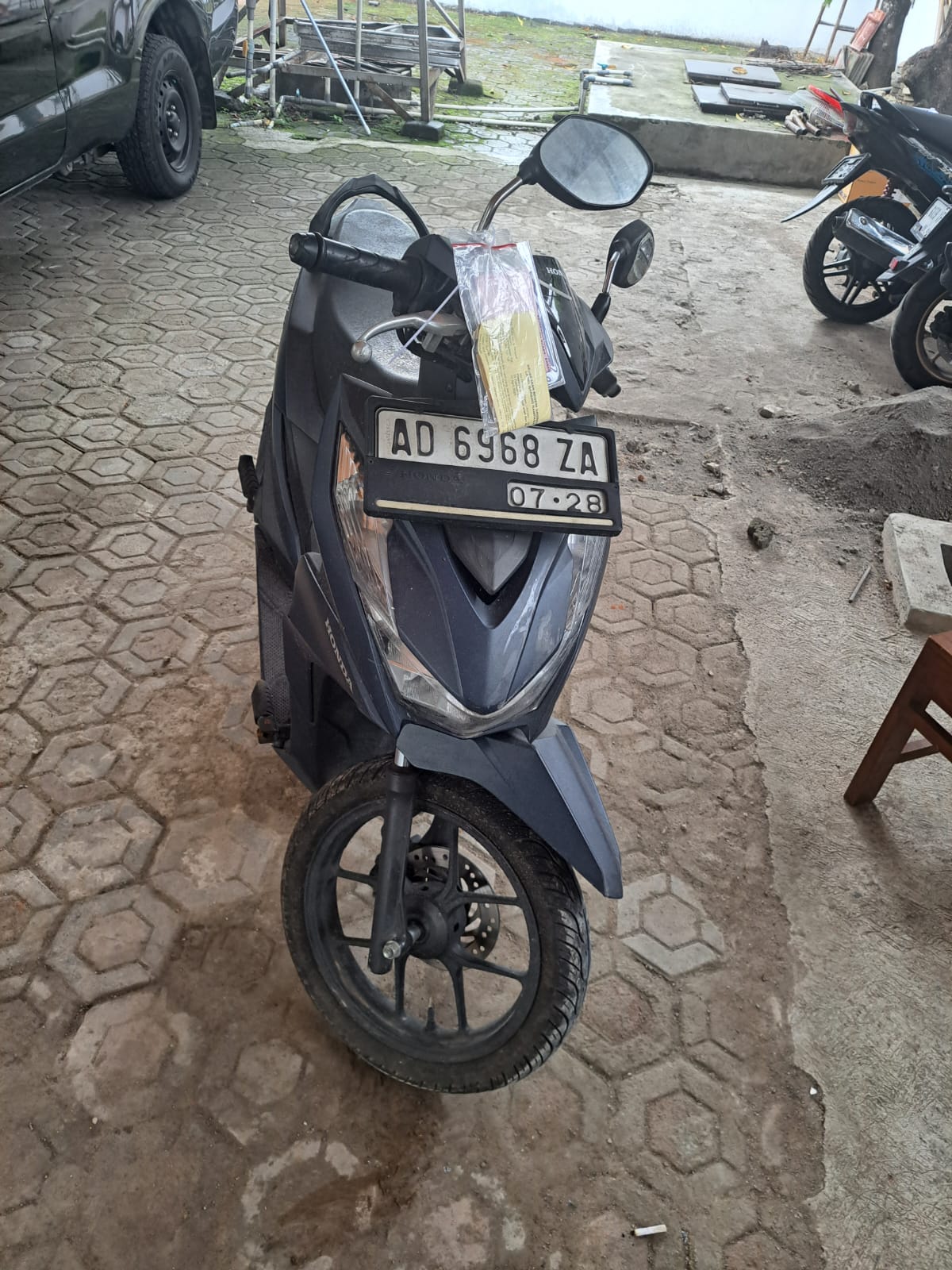 Sepeda Motor Merk : Honda BEAT, Warna: Biru , Nopol : AD-6968-ZA berikut kunci kontak.