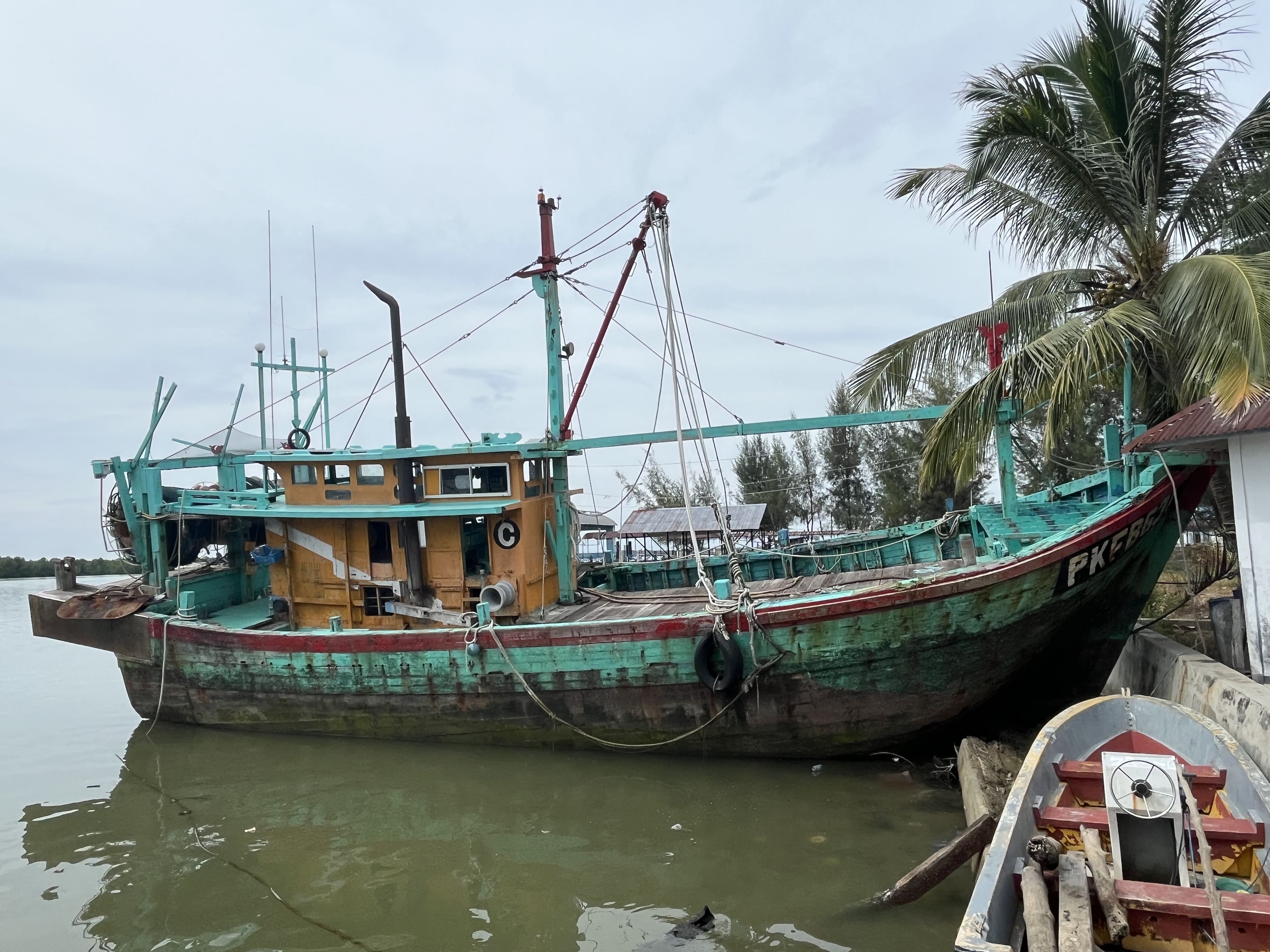 1 (satu) unit kapal KIA PKFB 631 terbuat dari kayu GT 55.38 berbendera Malaysia;