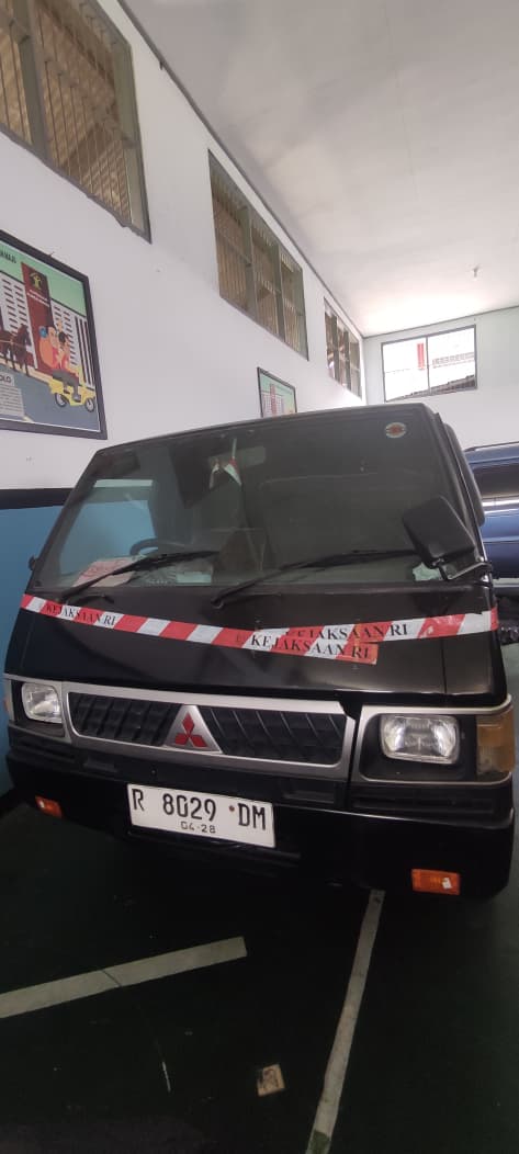 1 (satu) Unit Kendaraan R4/Mobil, Merk Mitsubishi, Type L300 PU STD-R (4X2) M/T, Model Pick Up, Tahun 2018, Warna Hitam, No. Pol. R-8029-DM, Noka MK2L0PU39JK020241, Nosin 4D56CS29012, No. BPKB N022283441, STNK atas nama NOFYANTO alamat Kel. Parakancanggah
