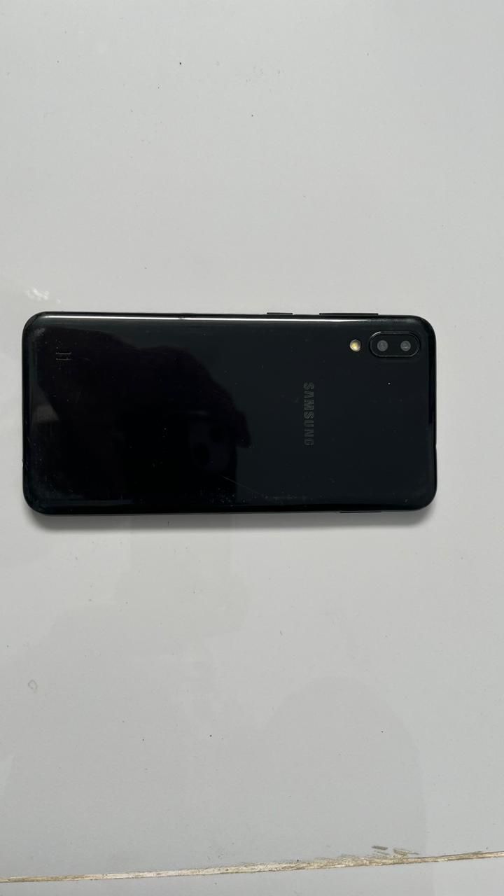 Handphone merek Samsung Galaxy M10 warna Hitam dengan nomer imei 255620101001960 dan no Hp. 089525890587