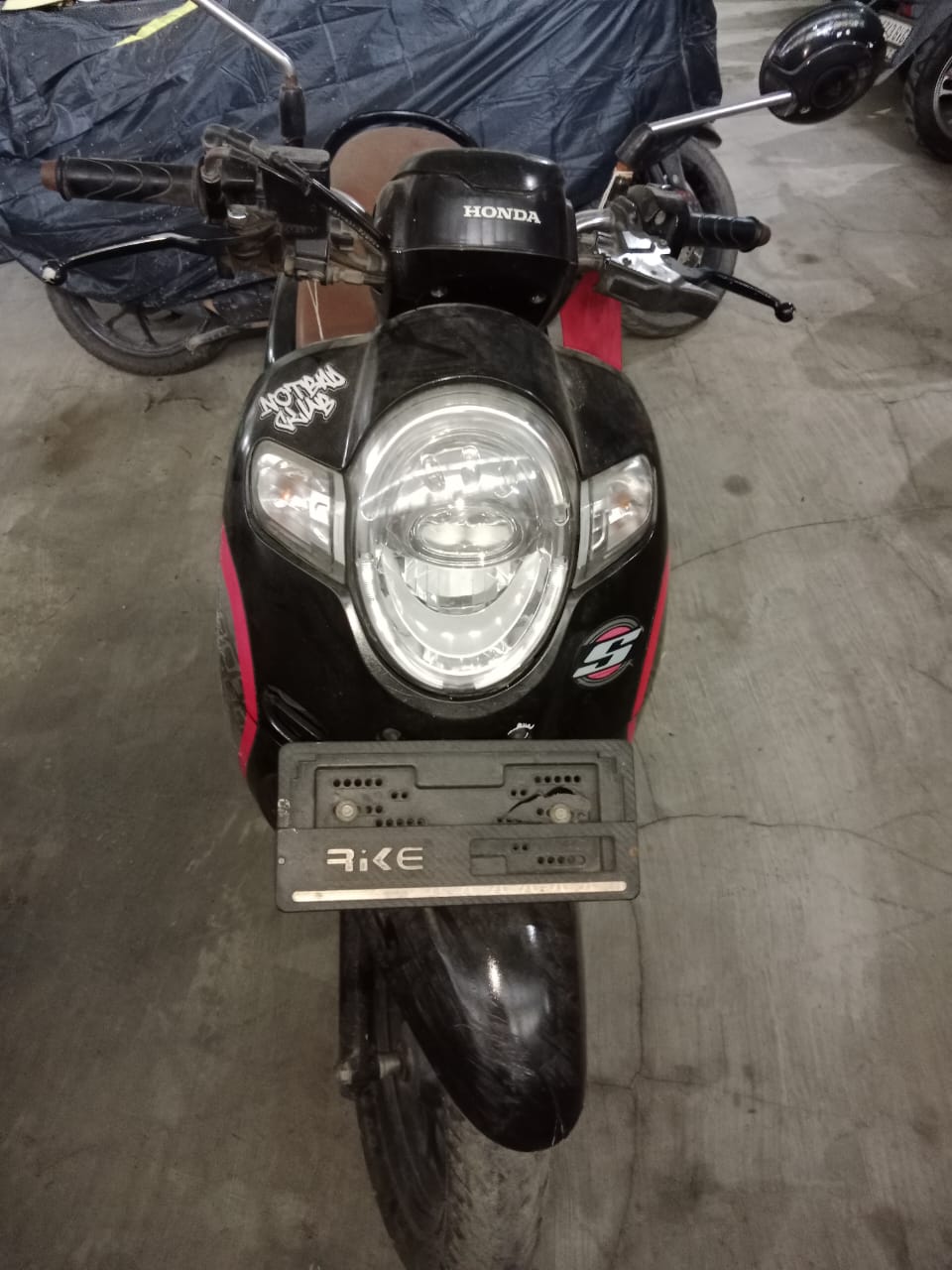 sepeda motor Honda Scoopy warna hitam, No Rangka: MH1JFK118EK137764, No Mesin: JFK1E1137057 beserta Kunci kontak sepeda motor Honda Scoopy berikut Remote