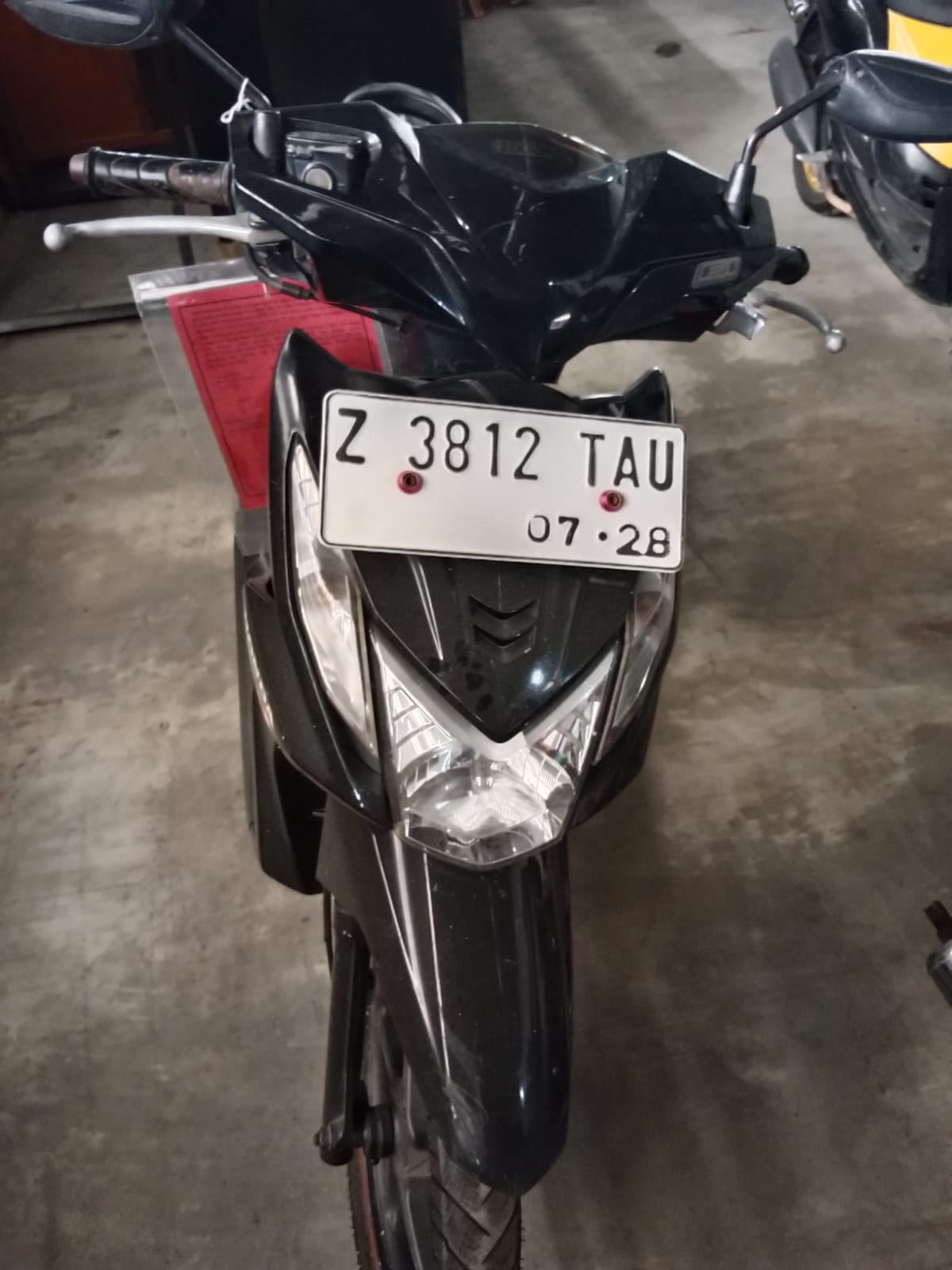 Sepeda Motor Honda Beat dengan nomor registrasi Z 3812 TAU warna putih dengan nomor Rangka MH1JFD223DK158992 dan Nomor mesin JFD2E2161822. atas nama SALBIAH alamat Dusun Baregbeg Rt 011/Rw 003, Kel. Baregbeg. Kec. Lakbok, Kab. Ciamis. Provinsi Jawa Barat,