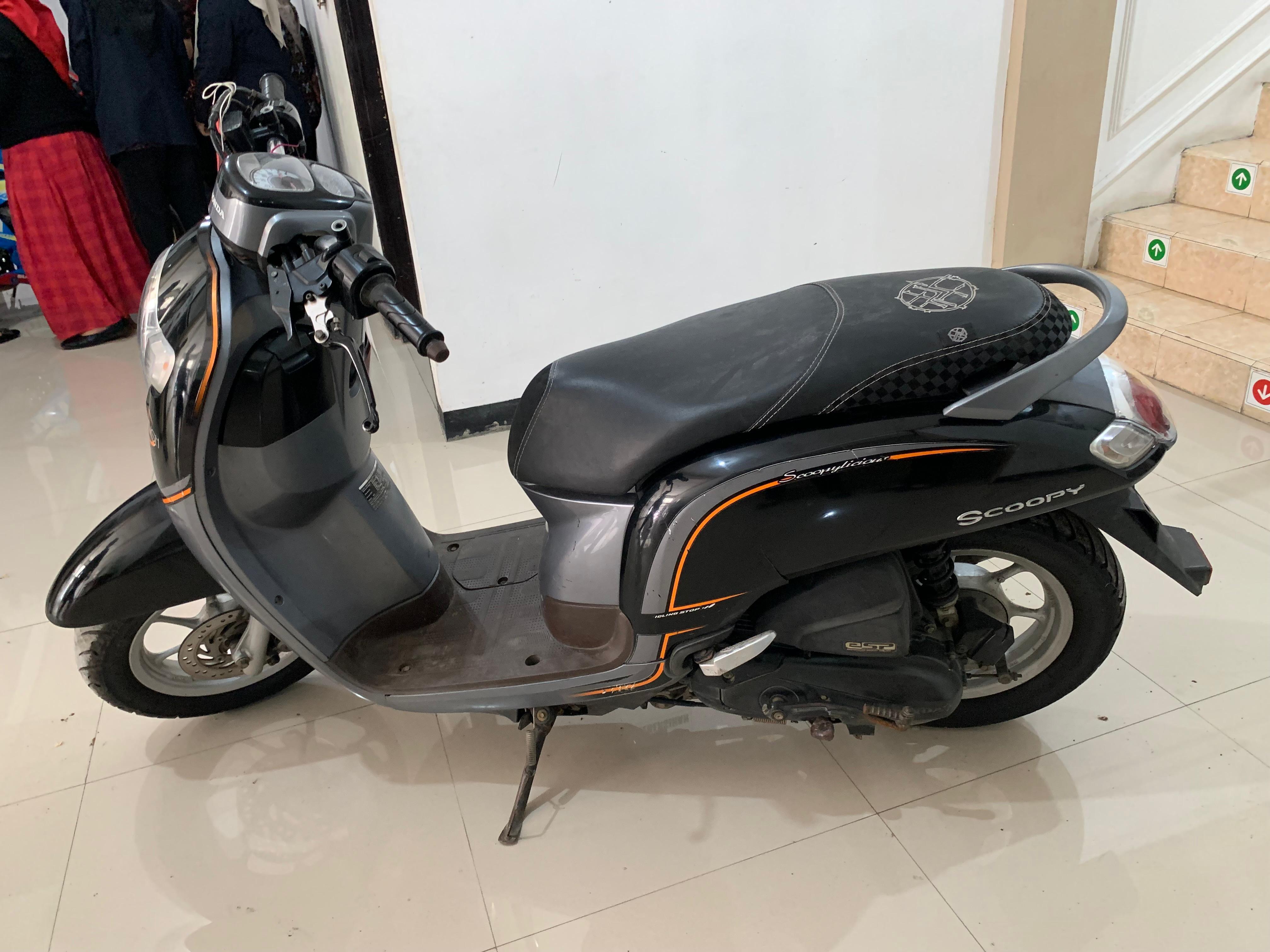 Sepeda motor No Pol : N-3925-TCK Merk Honda Scoopy type F1C02N28L0 AT jenis sepeda motor Tahun 2017 selinder : 108 cc, Noka : MH1JM3111HK466760 Nosin : JM31E1472466 warna hitam silver atas nama HUSNUL HOTIMAH Alamat : Dusun Kletek Kidul Rt.03, Rw.07 Ds.Mendalan,Kec.Winongan, Kab.Pasuruan