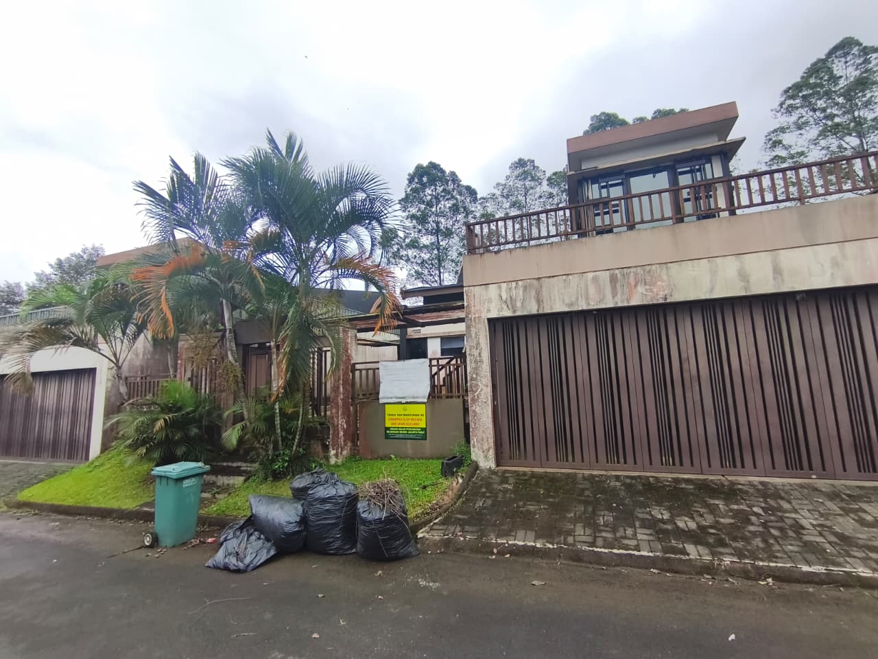 Fisik Tanah dan Bangunan yang beralamat di Vimala Hills Jl. Kina Balu Elok No. 9 Sukamahi Megamendung Bogor Jawa Barat berikut 1 (satu) bundel Perjanjian Pengikatan jual beli tanah dan bangunan di Vimala Hills No. 00000465 Tanggal 08 Juli 2014 berikut 17 (tujuh belas) lembar kwitansi bukt pembayaran