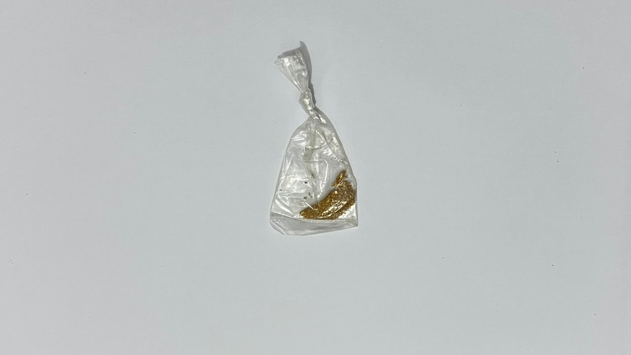 kantong plastik transparan yang berisikan emas dalam bentuk serbuk yang sudah disisihkan dengan berat 2.48 gram.
Berat emasnya ( 2,69) gram  di timbang dgn plastiknya dan BB emas nya di simpan di box Ruang BB Kejari Sintang.05-09-2023.