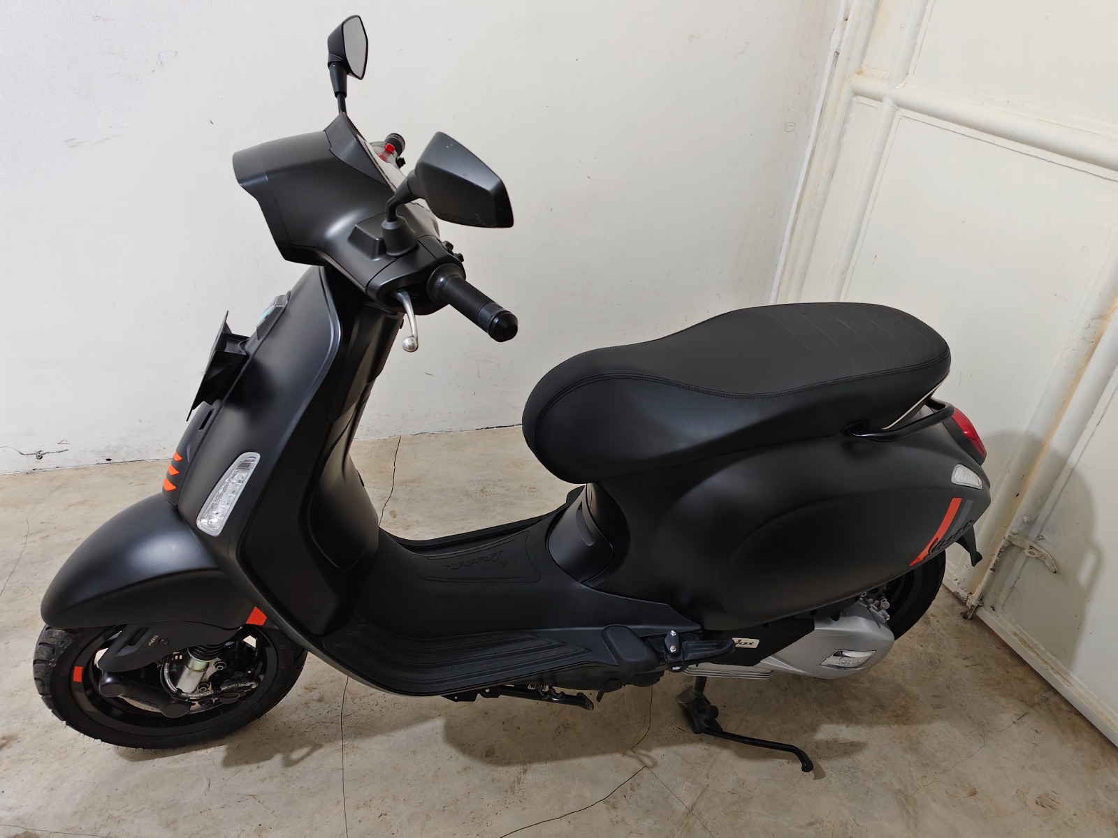 1 (satu) unit Sepeda Motor Brand Piagio/Vespa, warna Hitam, Nomor Rangka : RP8MD1207RV007984, Nomor Mesin : M82MM5020281, tanpa nomor polisi, beserta kunci Kontak. 1 (satu) Buah Buklet Garansi Sepeda Motor Brand  Piagio/Vespa, warna Hitam, Nomor Rangka : RP8MD1207RV007984, Nomor Mesin : M82MM5020281, tanpa nomor polisi. 	4 (empat) Lembar kwitansi Pembayaran Sepeda Motor Brand  Piagio/Vespa, warna Hitam, Nomor Rangka : RP8MD1207RV007984, Nomor Mesin : M82MM5020281, tanpa nomor polisi.