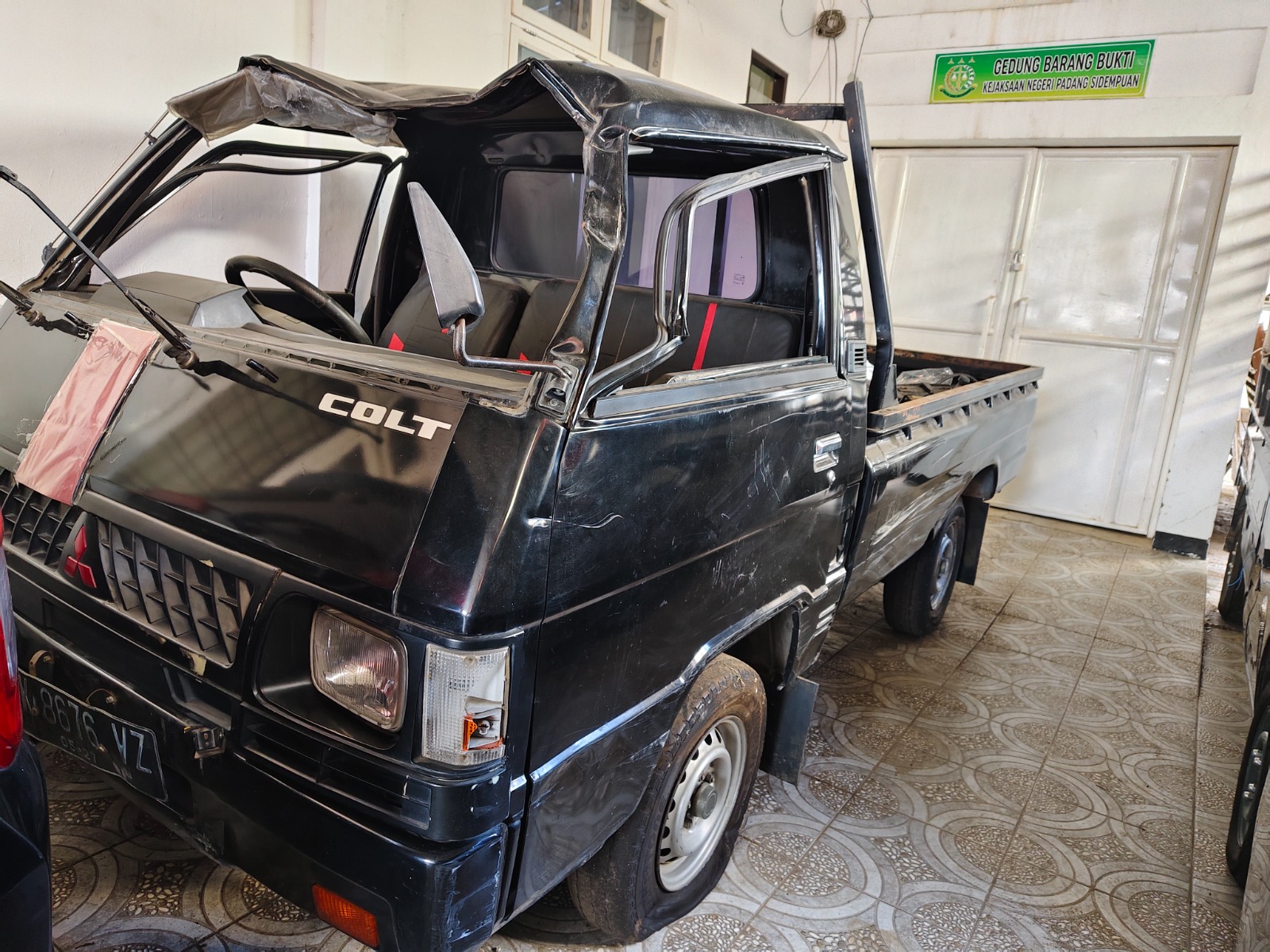 1 (satu) unit Mobil Barang/Pick Up merk Mitsubishi /Colt L300 Pu FB Nomor Registrasi BK 8676 VZ warna hitam tipe L 300 PU FB-R (4X2) M/T Nomor Rangka  MK2L0PU39NJ008542 Nomor Mesin 4D5CY37917 beserta kunci, 1 (satu) lembar STNK Bermotor Nomor  13120728.E dengan Nomor Registrasi BK 8676 VZ, dan 1 (satu) lembar Surat Ketetapan Kewajiban Pembayaran  PKB/BBNKB, SWDKLLJ danPNBP Nomor 2022-01171363 dengan Nomor Registrasi BK 8676 VZ