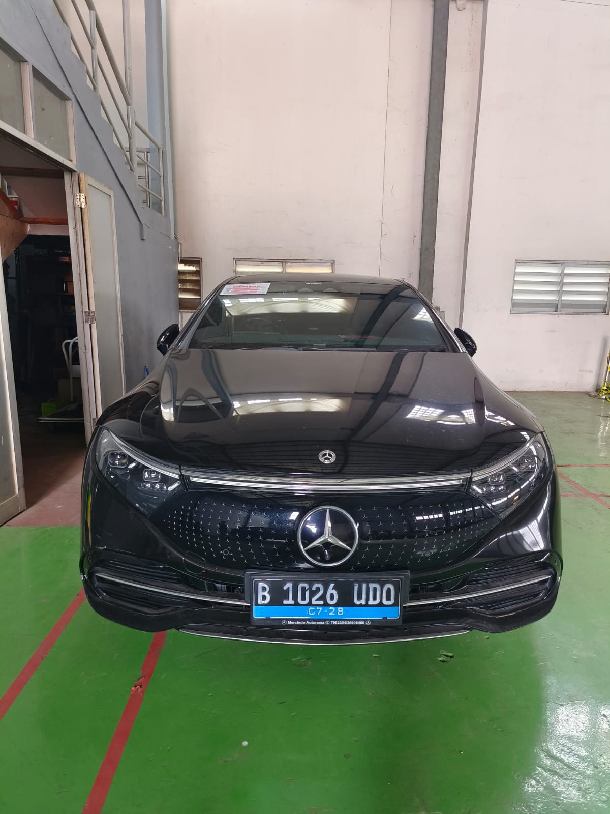 Mobil Merc Benz type EQS 450+ (V297) AT tahun 2022 warna hitam metalik berikut STNK