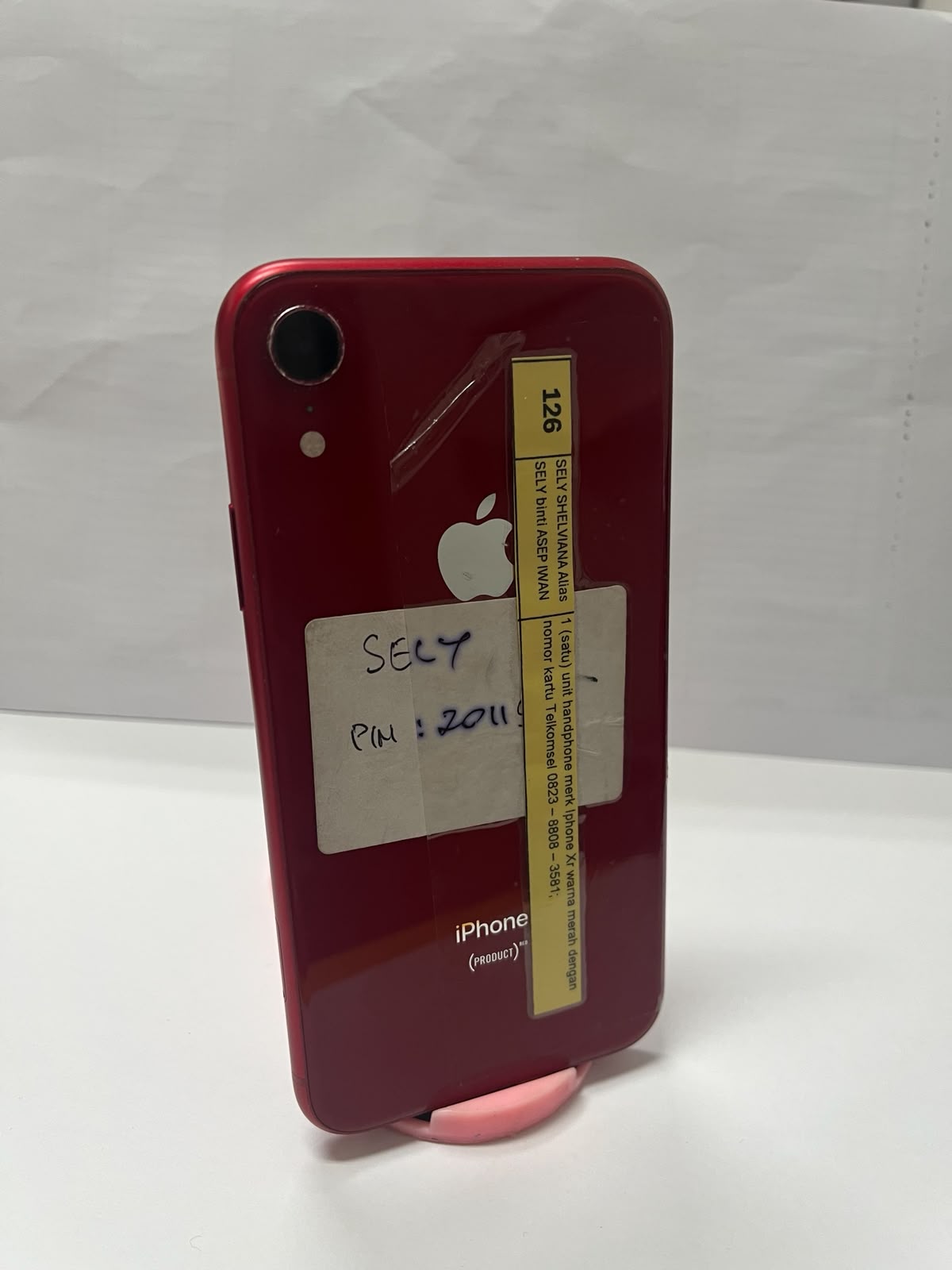 1 (satu) unit handphone merk Iphone Xr warna merah