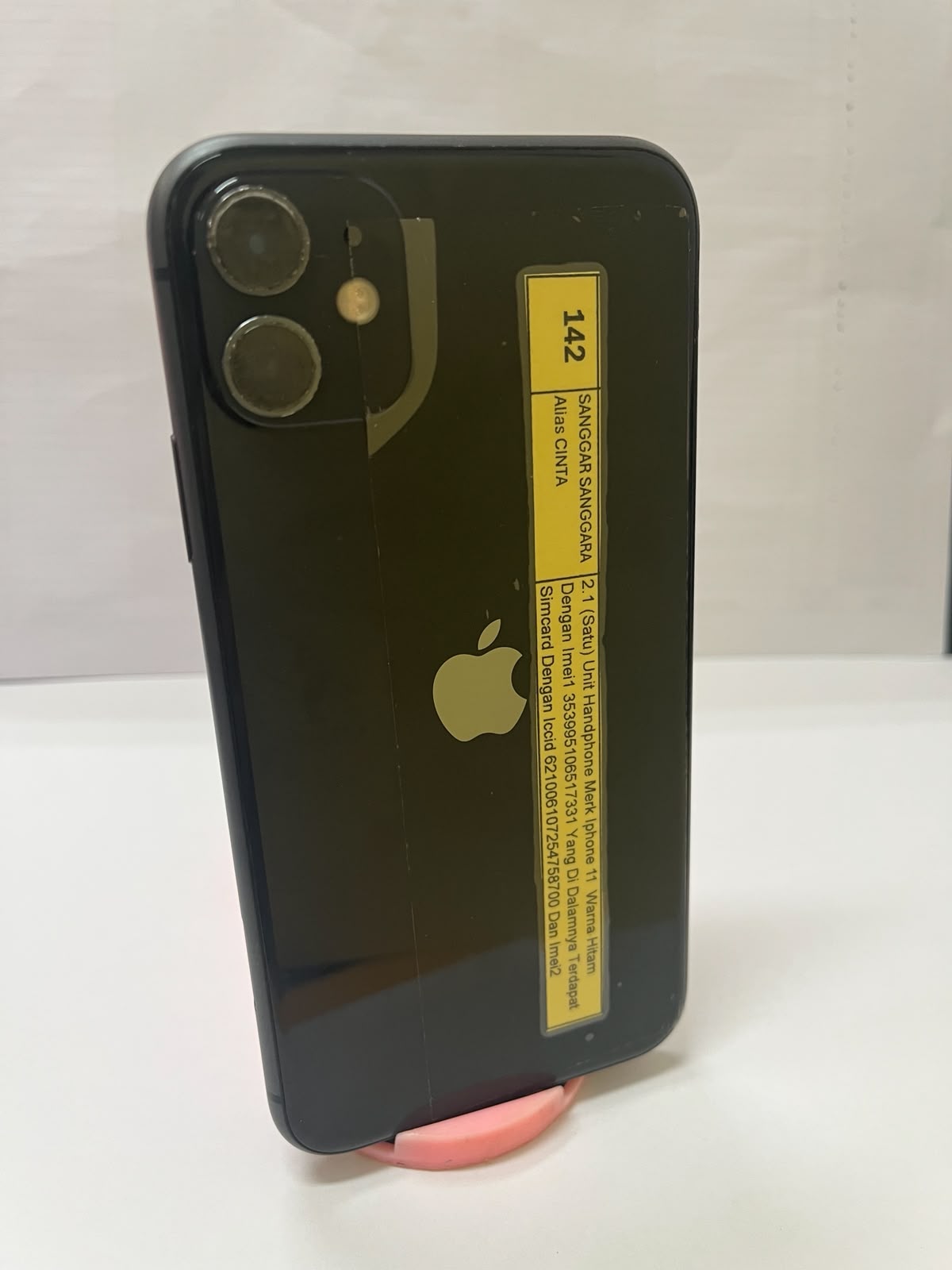 1 (satu) paket barang rampasan negara berupa : •	1 (satu) Unit Handphone Merk Realme C11  Warna Biru Beserta •	1 (satu) Unit Handphone Merk Iphone 11  Warna Hitam