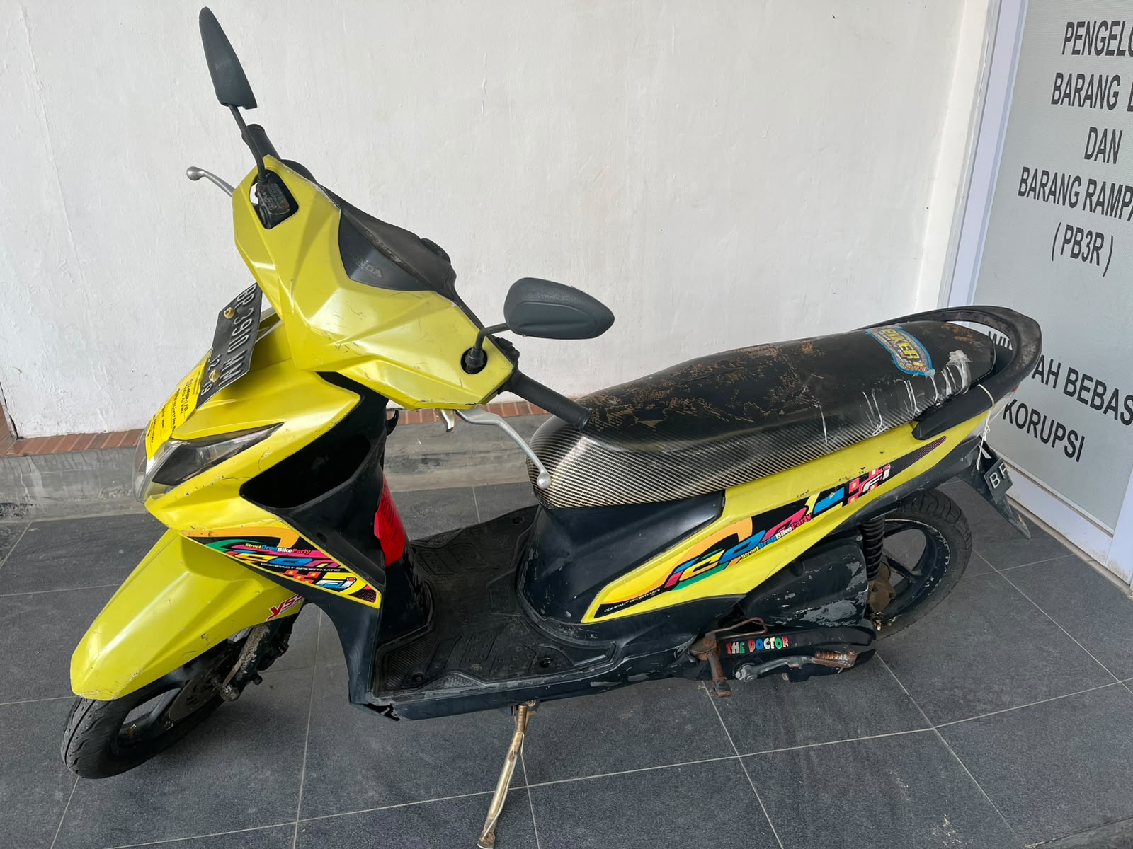 1 (Satu) Unit Sepeda Motor Merek Honda Beat, Warna Hijau, Tahun Pembuatan 2014, No.Polisi Yang Terpasang BP 3910 MM, No.Rangka MH1JFM119EK021615, No.Mesin JFM1E1021600