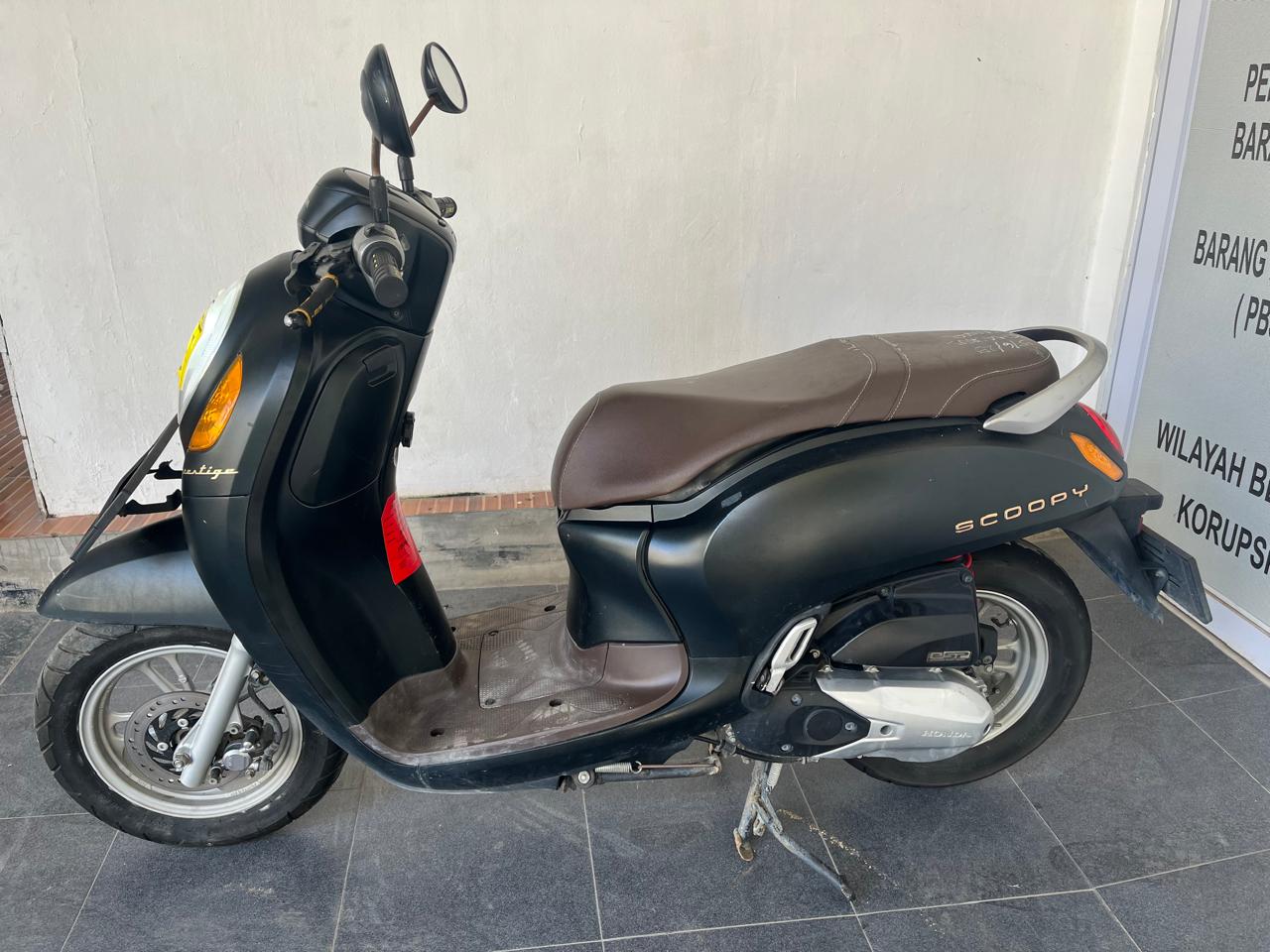 1 (Satu) Unit Sepeda Motor Merk Honda Scoopy, Warna Hitam, Tahun Pembuatan 2024, No.Polisi Yang Terpasang BP 6849 OK, No.Rangka MH1JM0418RK819250, No.Mesin JM04E1819263