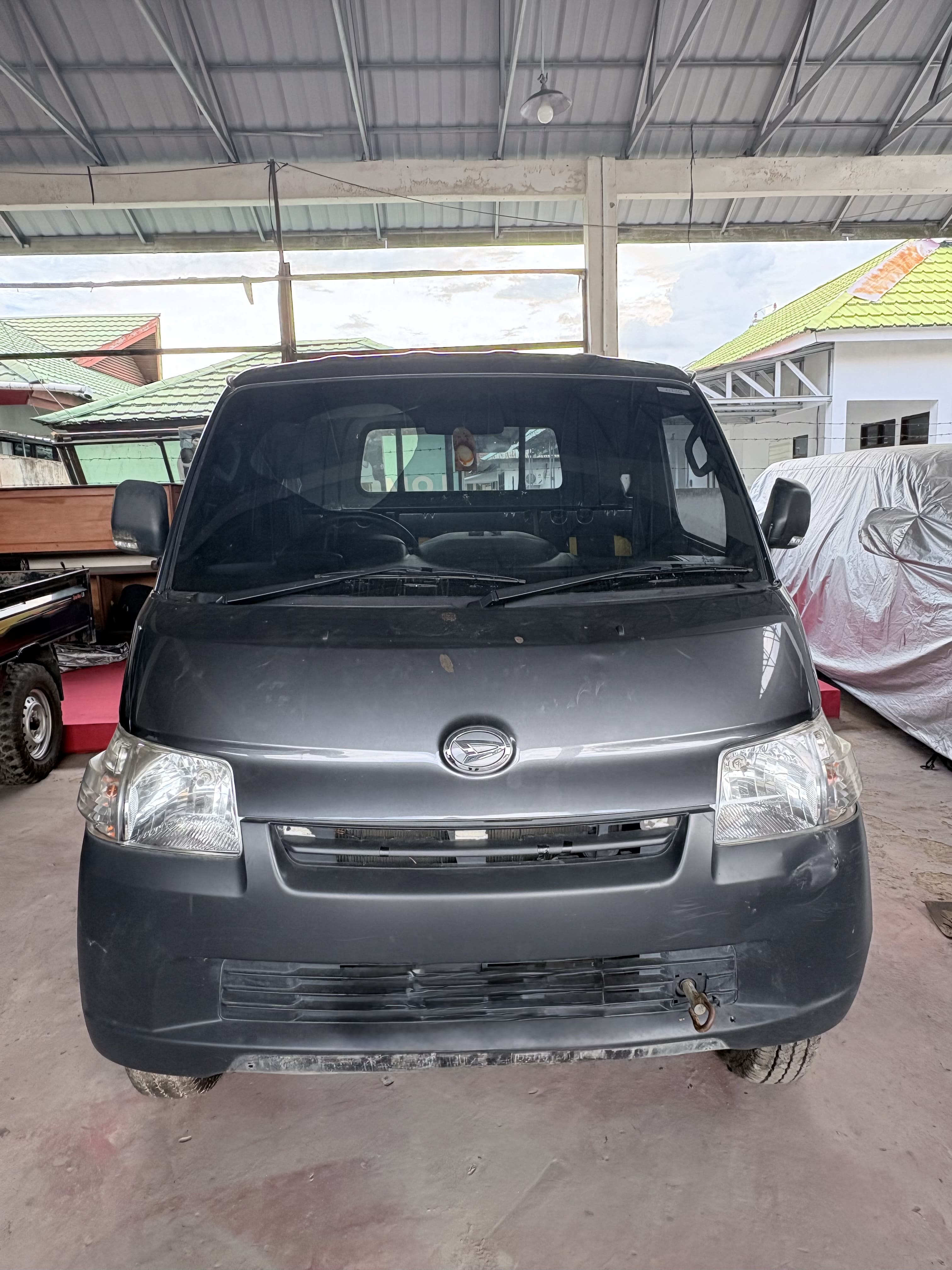 mobil Pick up Granmax warna Rock Grey Metalic No rangka : MHKP3FA1JRK069825 No Mesin :  2NR4C93476 beserta kuncinya.
