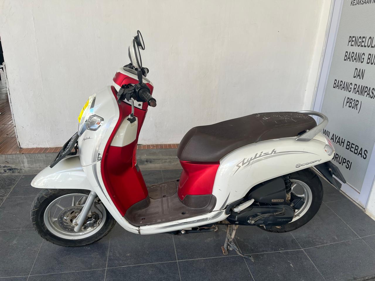 1 (Satu) Unit Sepeda Motor Merek Honda Scoopy, Warna Putih Merah, Tahun Pembuatan 2020, No.Polisi Yang Terpasang BP 3352 CU, No.Rangka MH1JM3133LK712041, No.Mesin JM31E3709167