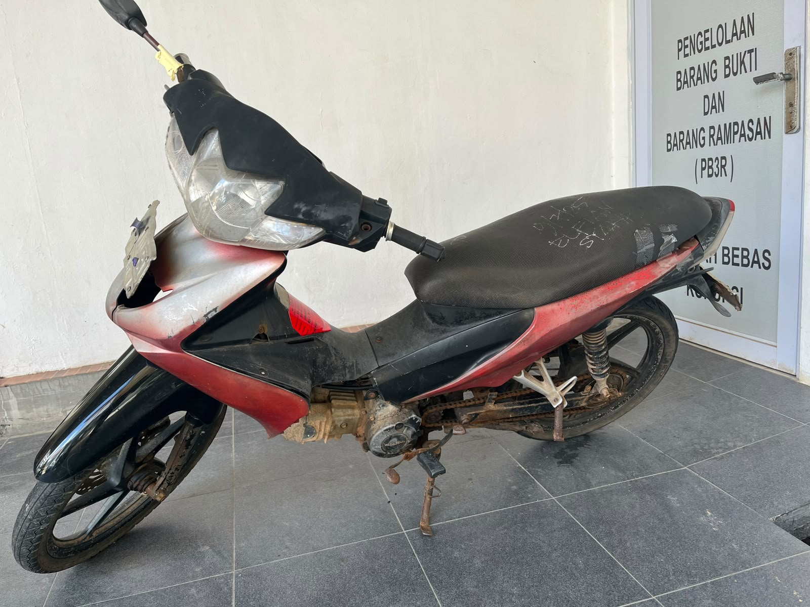 1 (satu) paket barang rampasan negara berupa : •	1 (Satu) Unit Sepeda Motor Merek Honda Revo, Warna Merah Hitam, Tahun Pembuatan 2009, No.Polisi Yang Terpasang BP 2110 ET, No.Rangka MH1JBC2169K191084, No.Mesin JBC2E1195238; •	1 (satu) unit handphone