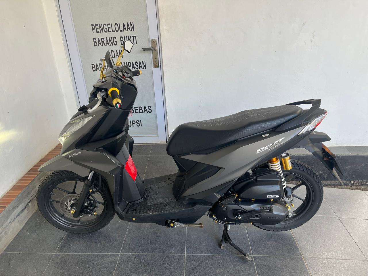 1 (satu) Unit Sepeda Motor Merek Honda Beat, Warna Silver, Tahun Pembuatan 2024, Tanpa No.Polisi Terpasang, No.Rangka MH1JM9130RK754436, No.Mesin JM91E3749940