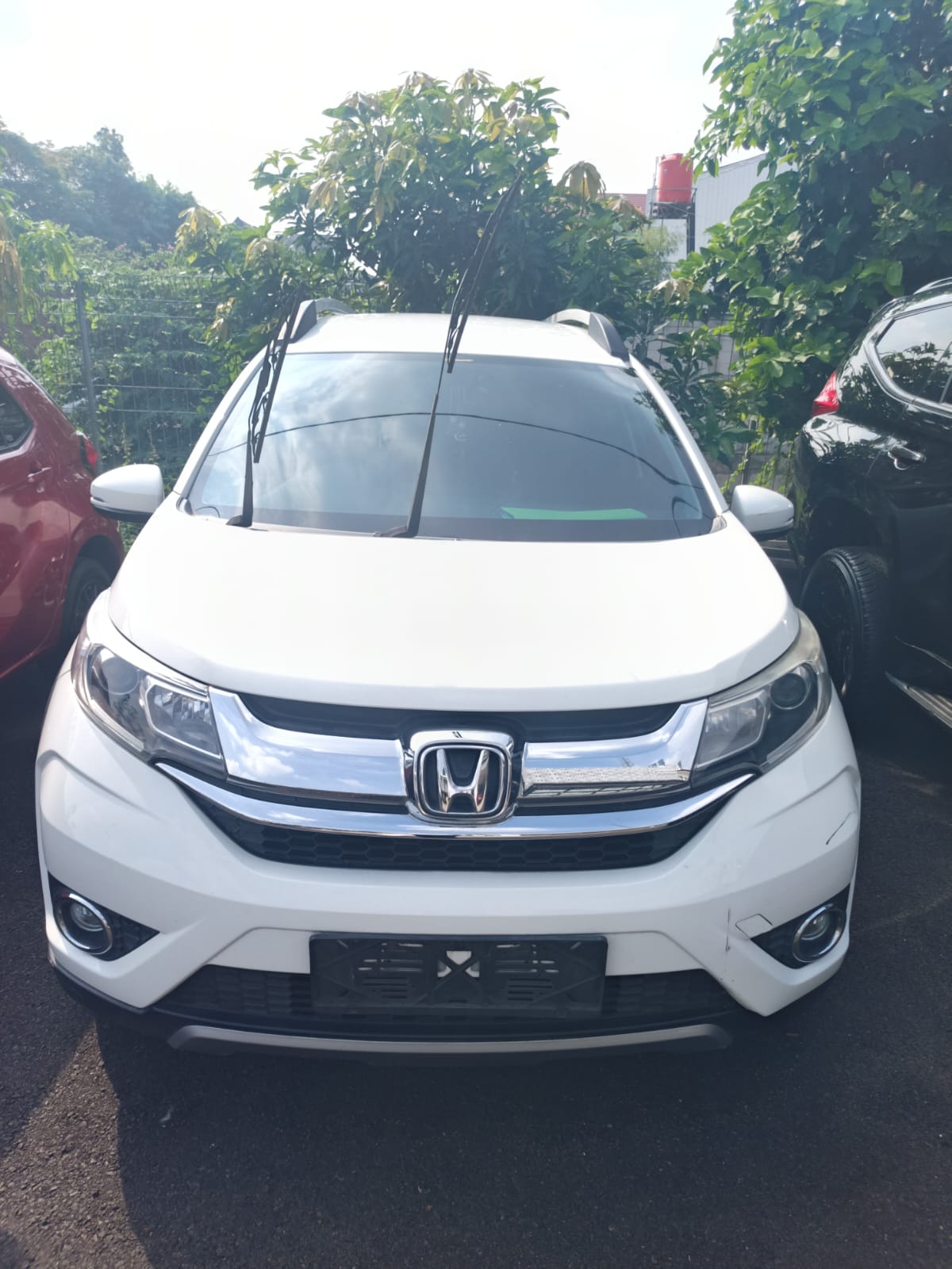 Mobil Honda BRV Warna Putih No.Pol.B-1651-UIV berikut STNK