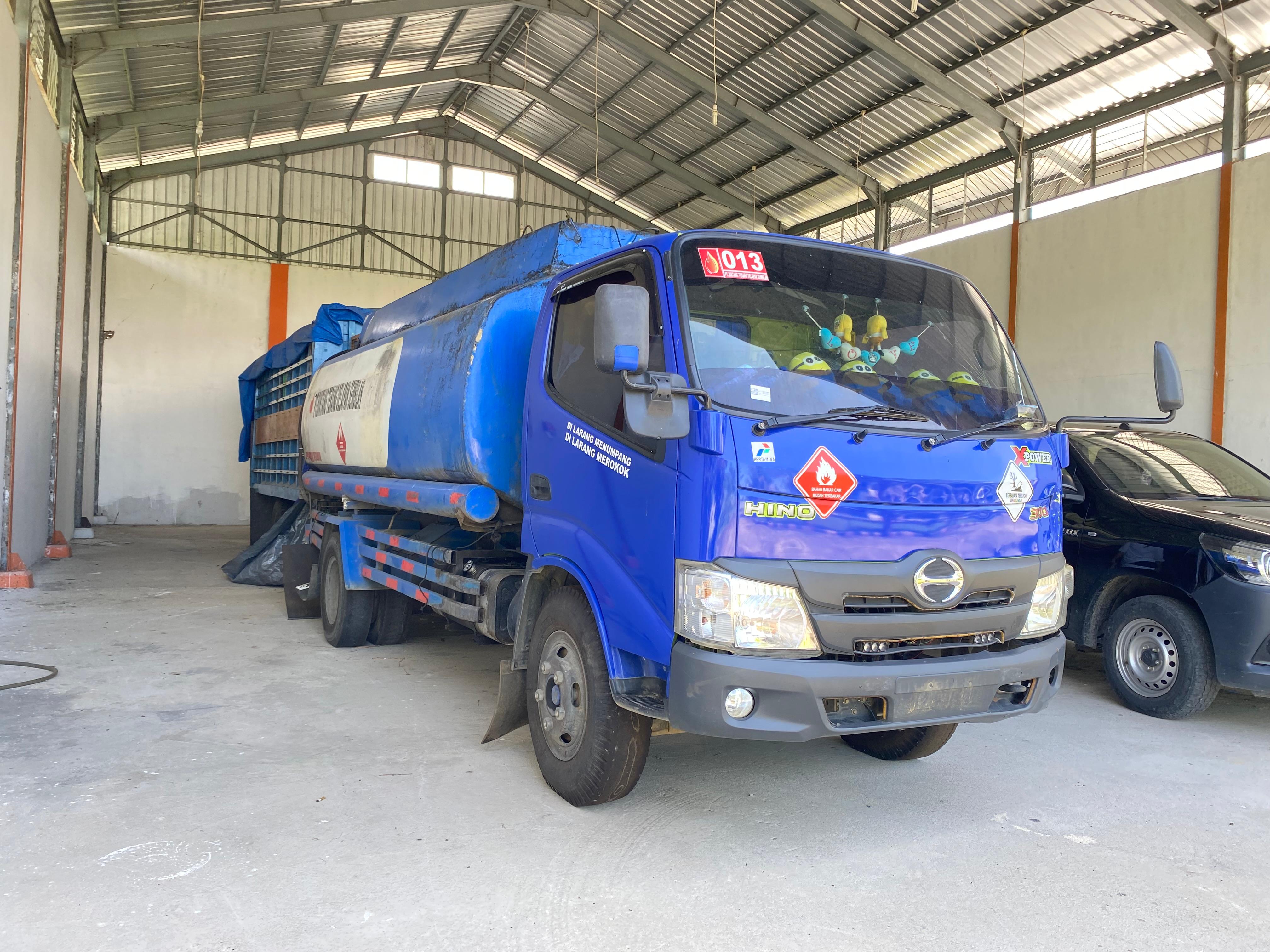 1 (satu) Unit mobil Truck tangki HINO DUTRO berwarna Biru yang bertuliskan PT. BINTANG TERANG DELAPAN SEMBILAN