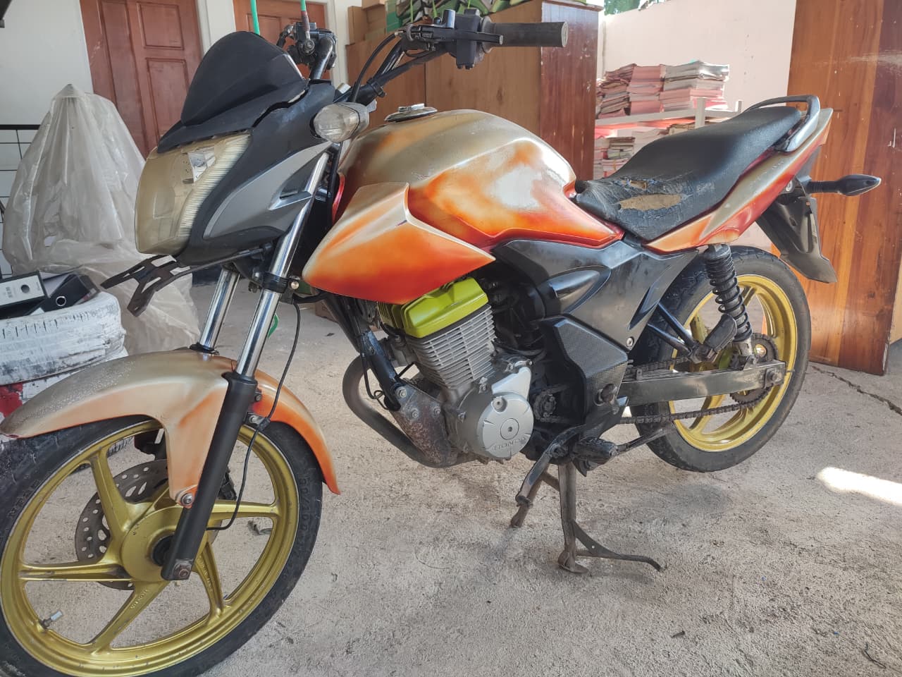 1 (satu) unit sepeda motor Honda dengan STNK nomor polisi DH 2369 DK warna merah;