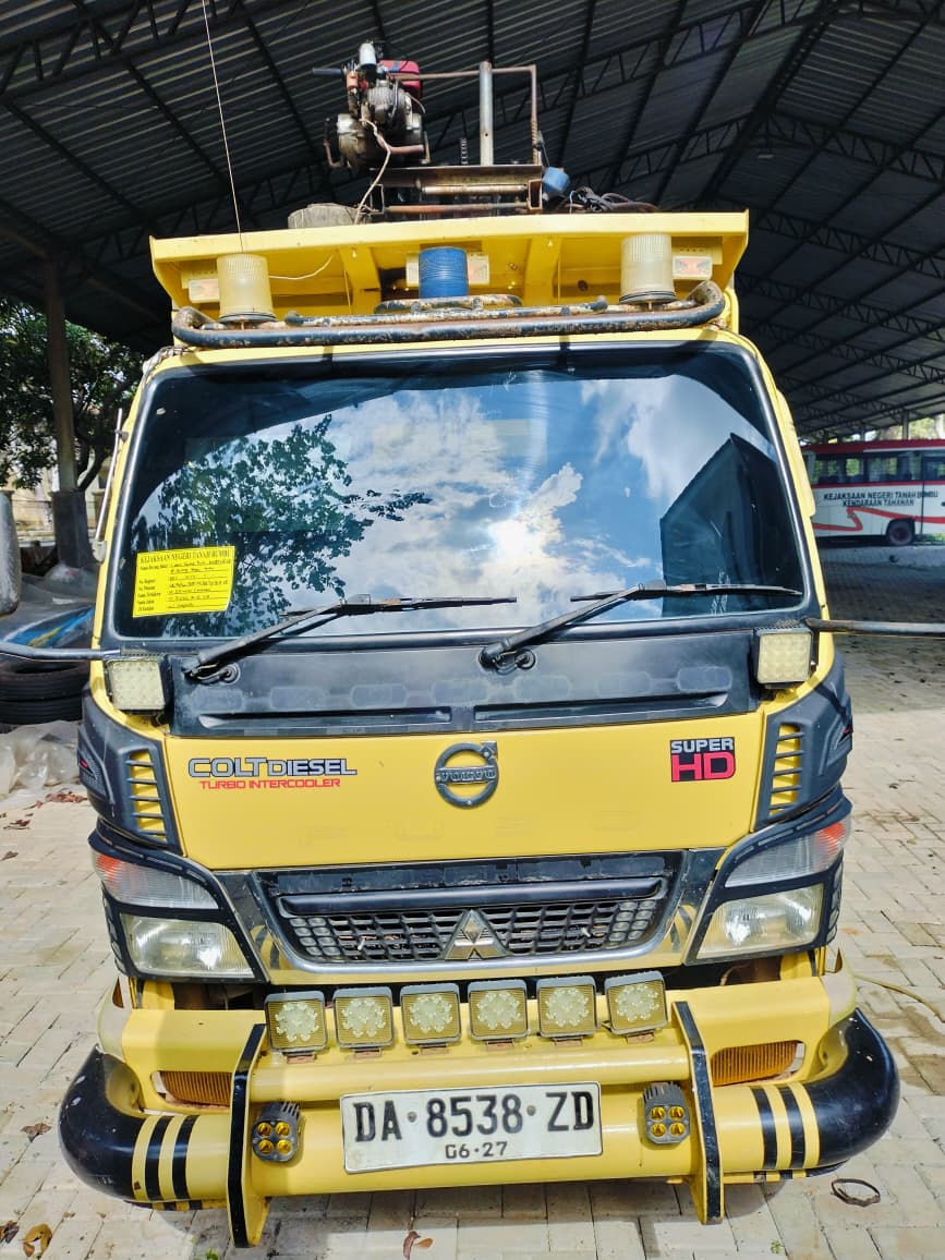 Mobil Dump Truck Merk Mitsubishi warna Kuning dengan Nomor Polisi DA 8538 ZD serta Surat Tanda Nomor Kendaraan Bermotor(STNKB) Truck Merk Mitsubishi Canter dengan Nopol : DA 8538 ZD