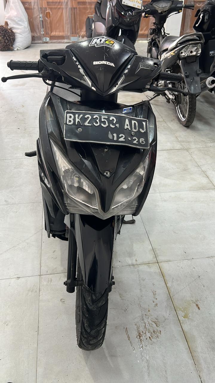 sepeda motor Honda Vario warna hitam BK 2353 ADJ