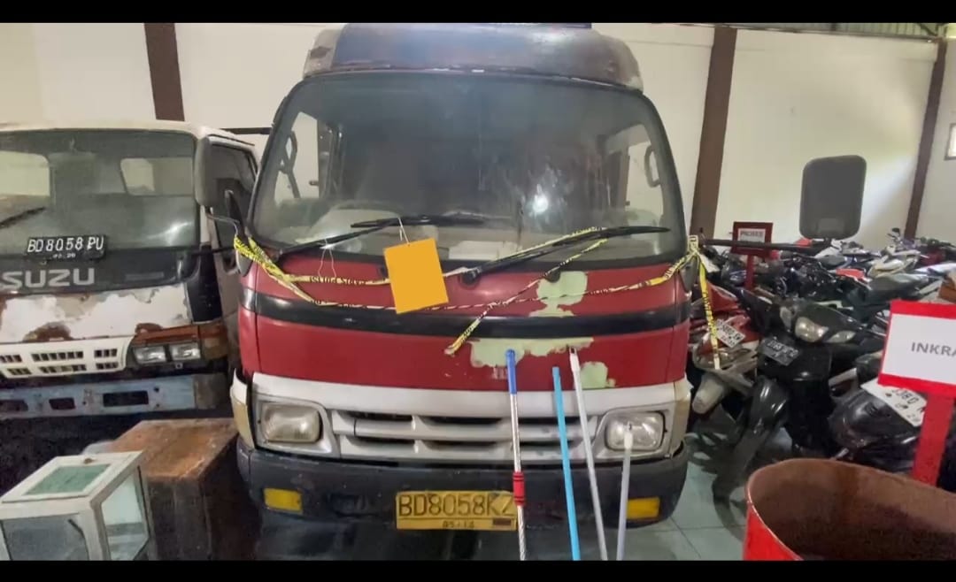 1 (satu) Unit Mobil Toyota Dyna Bak kayu warna merah dengan Nomor polisi BD 8058 KZ dengan nomor Rangka:MHFC1JU4040016279 Dan Nomor Mesin : WD04DJJ25679 beserta Kunci.