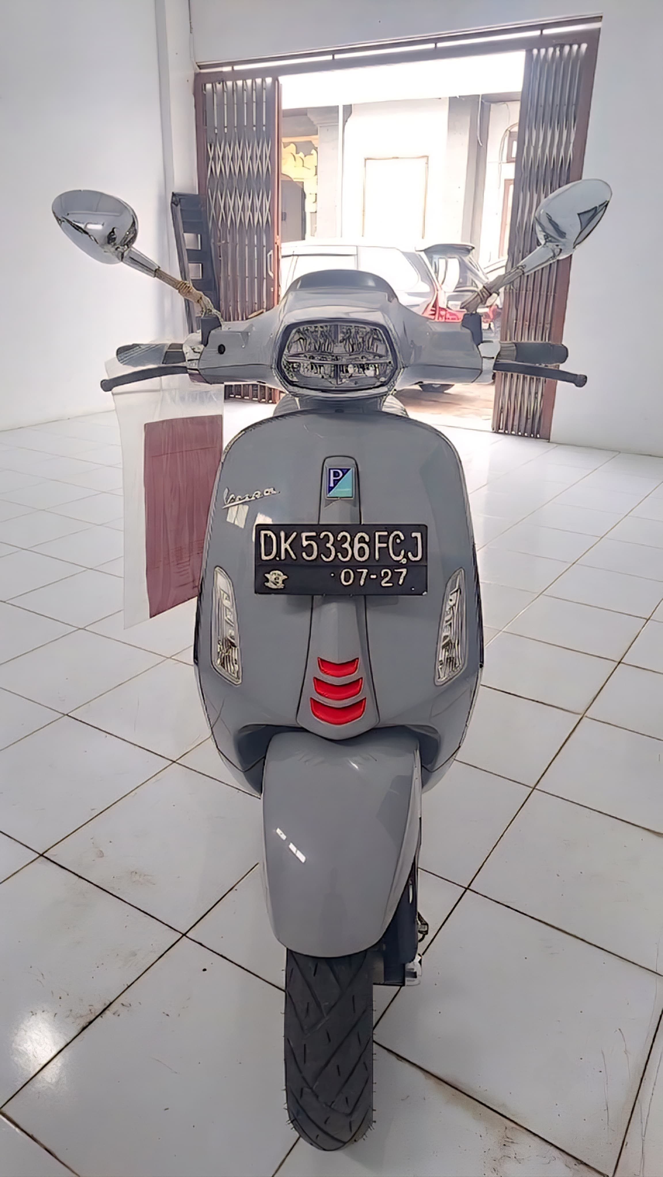1 (satu) unit sepeda motor Vespa Sprint Iget 150 abs A/T tahun 
pembuatan 2022 warna abu-abu DK 5336 FCJ beserta dengan 
BPKB dan STNK; 
