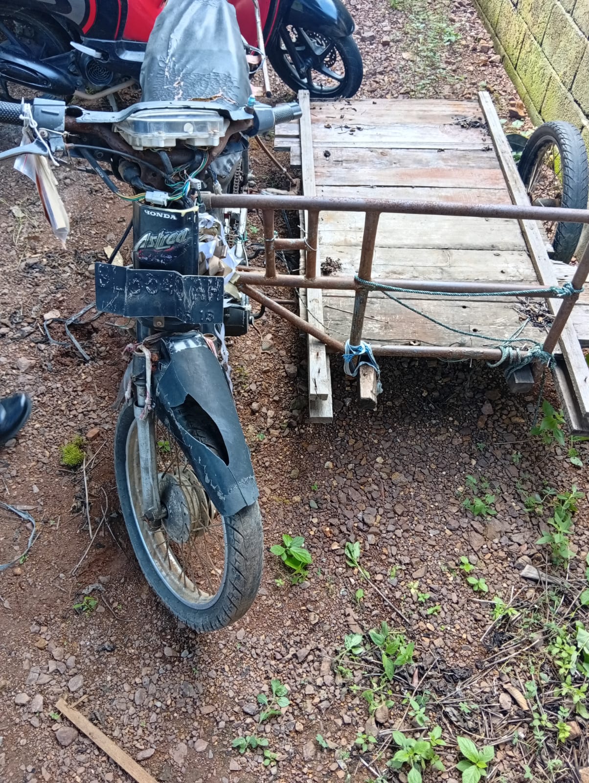 1 (satu) buah becak mesin dengan merk honda astrea grand.