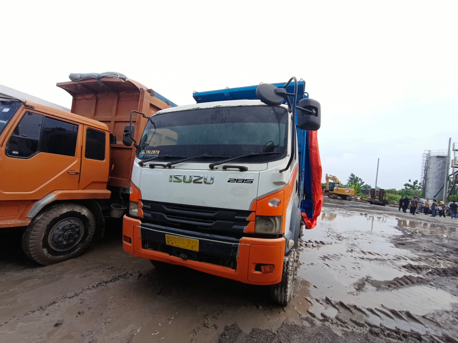 Dump truck Isuzu Giga warna putih nomor polisi B 9151 KYX dengan kapasitas 30 (tiga) puluh kubik dan kunci beserta asli STNK Nomor Registrasi: B 9151 KYX Nama Pemilik: PT TALENTA PUTRA UTAMA