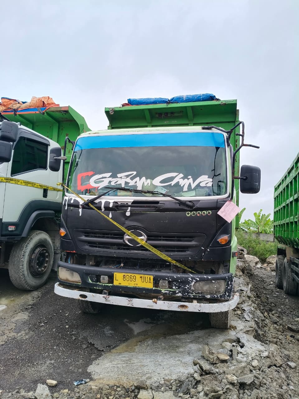Dump Truck Hino warna hijau merk Hino, Nomor polisi L 8869 UUA nama pemilik H.JUFRI SONY beserta STNK dan kunci
