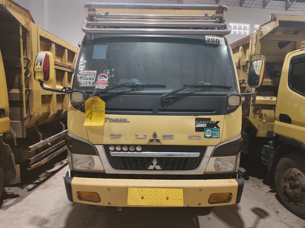 1 (satu) unit Dump Truck merk MITSUBISHI, dengan tipe DS FE SHD X KHI GEAR 4X2 MT, warna kuning tahun 2020 dengan nopol W 9380 UL, No. Mesin 4D34TU16170, No. Rangka MHMFE75PRLK025944, lengkap dengan kunci kontak dan STNK;