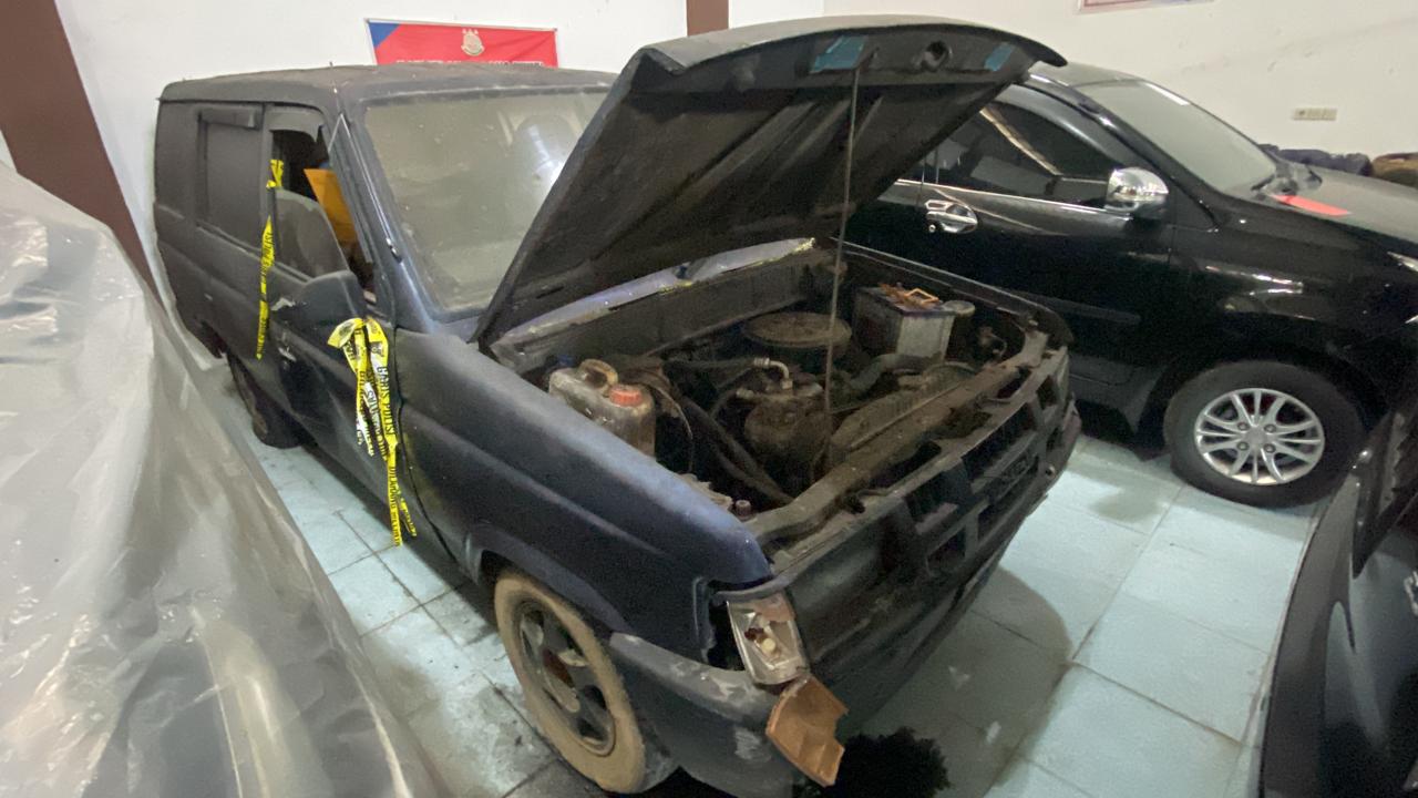 1 (satu) unit Mobil Isuzu Panther warna biru tua dengan nomor polisi BG 1374 VT dengan Nomor Rangka:MHCTBR52FRC083664 dan Nomor Mesin :A083664 beserta kunci. 3. 2 (buah) catatan Penjualan Bahan Bakar Minyak(BBM)