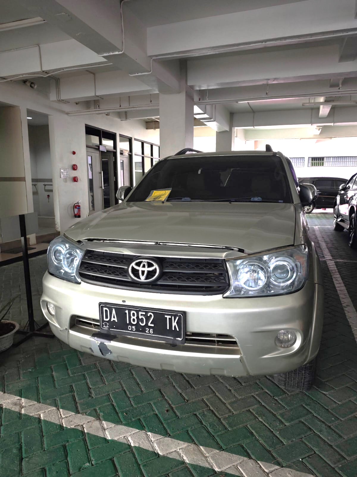 1 (satu) unit mobil Toyota Fortuner warna Silver dengan Nomor Polisi DA 1852 Br