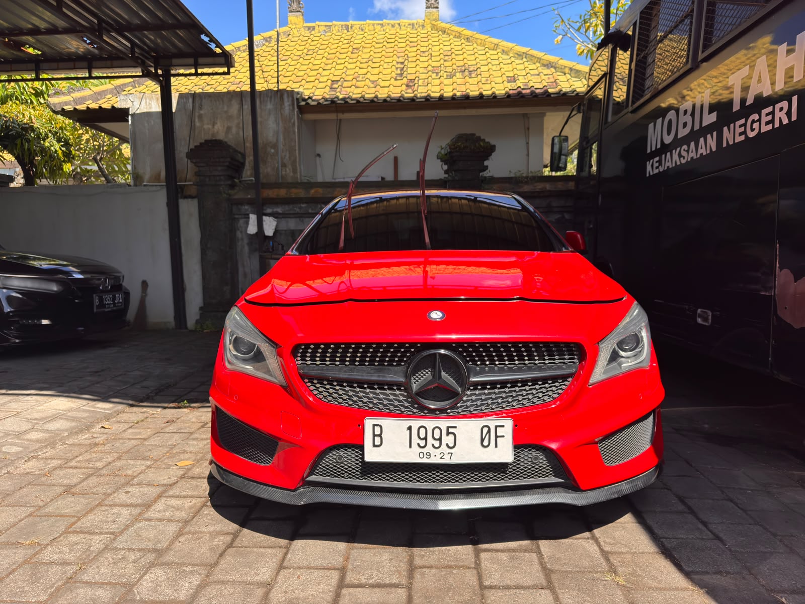 Mobil marcedez benz warna merah nopol B 1995 OF berikut kunci 